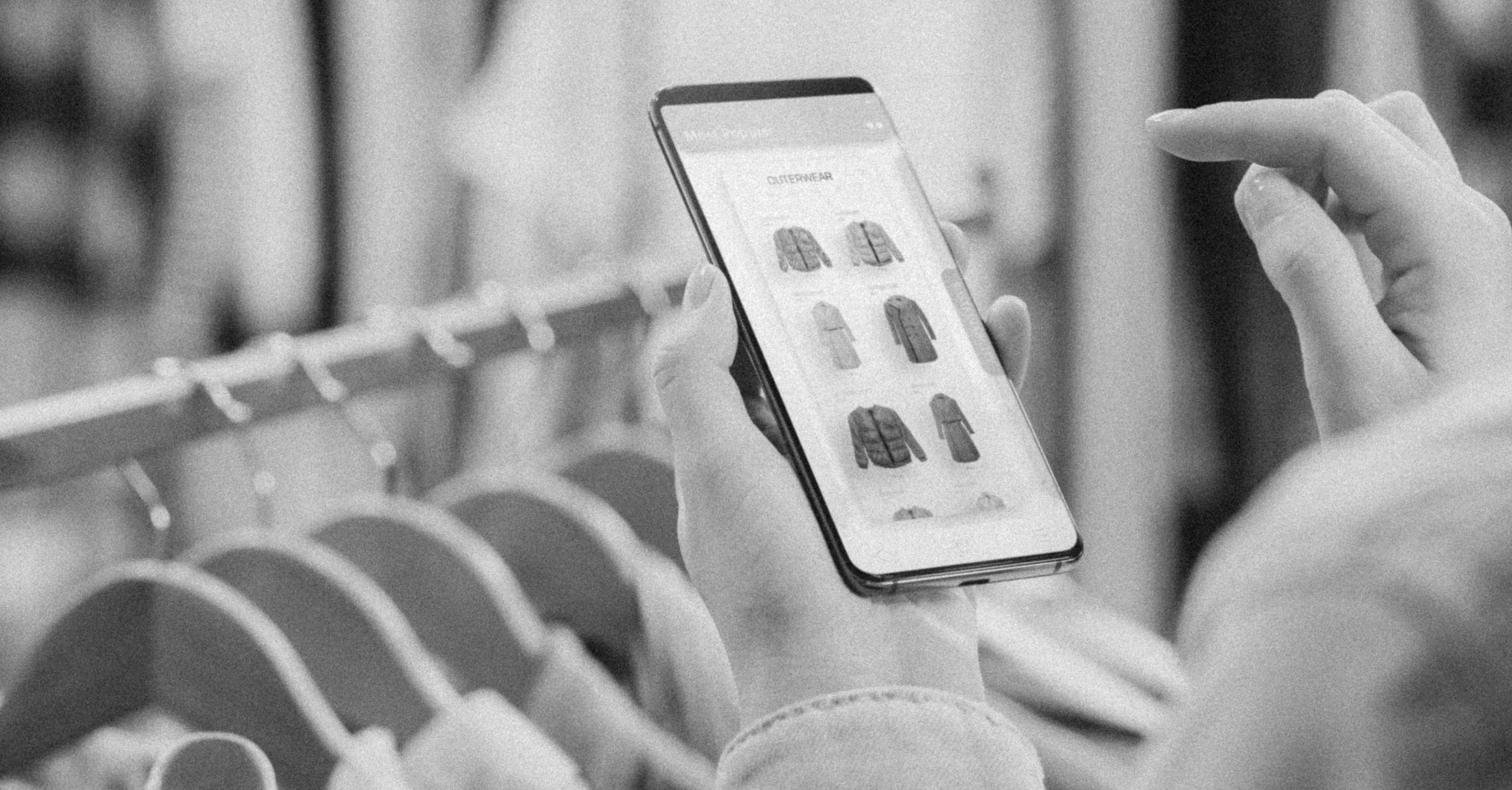 pessoa com celular na mão em site de compras
