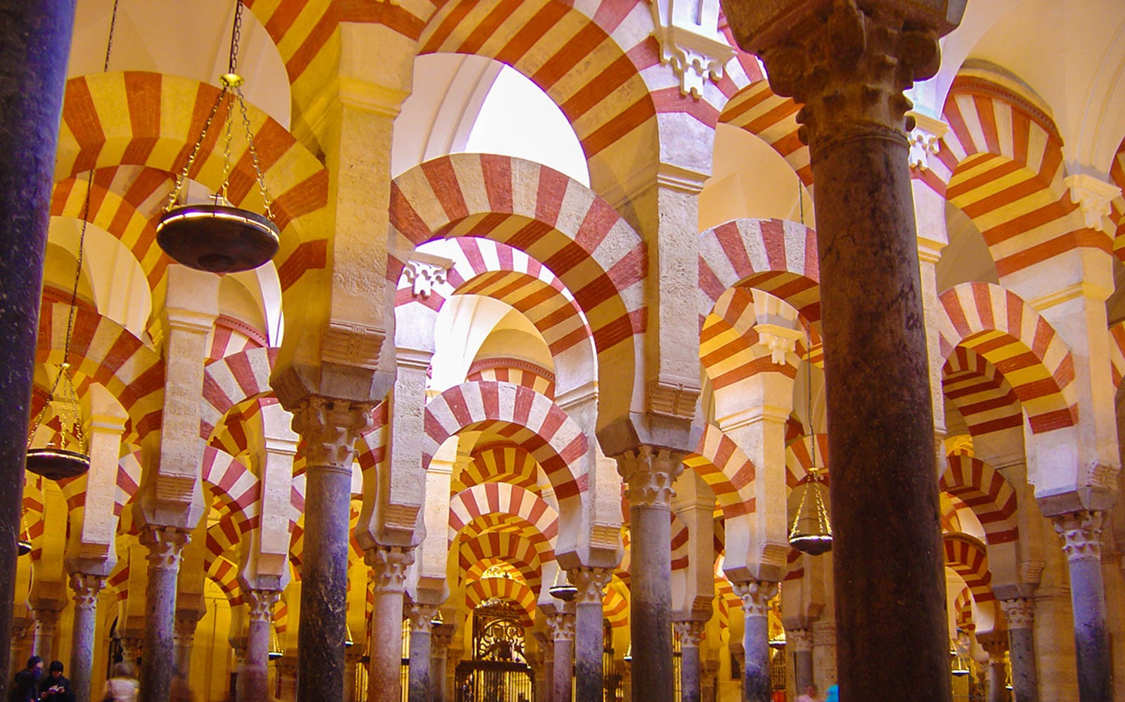 Stripete buer inne i Moské-katedralen i Córdoba på en dagstur fra Granada.