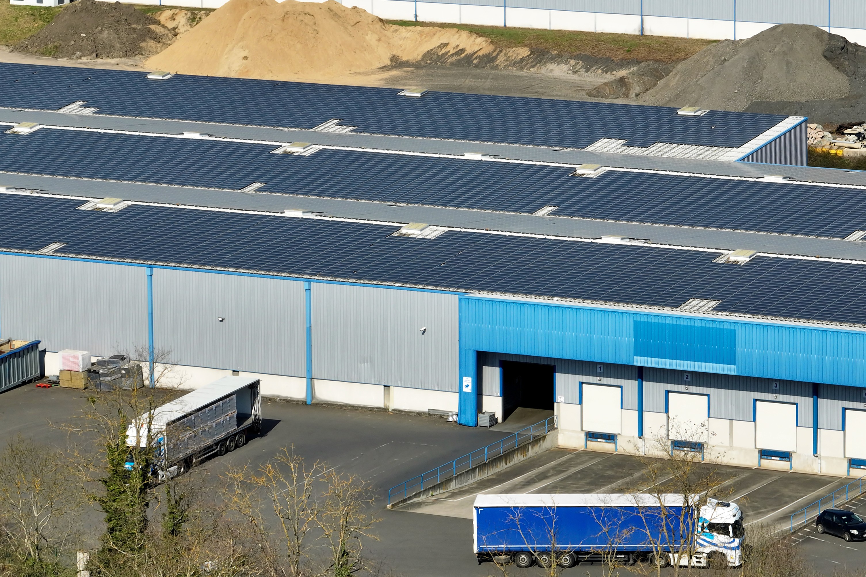 香港工業倉庫屋頂太陽能光伏板安裝工程實景