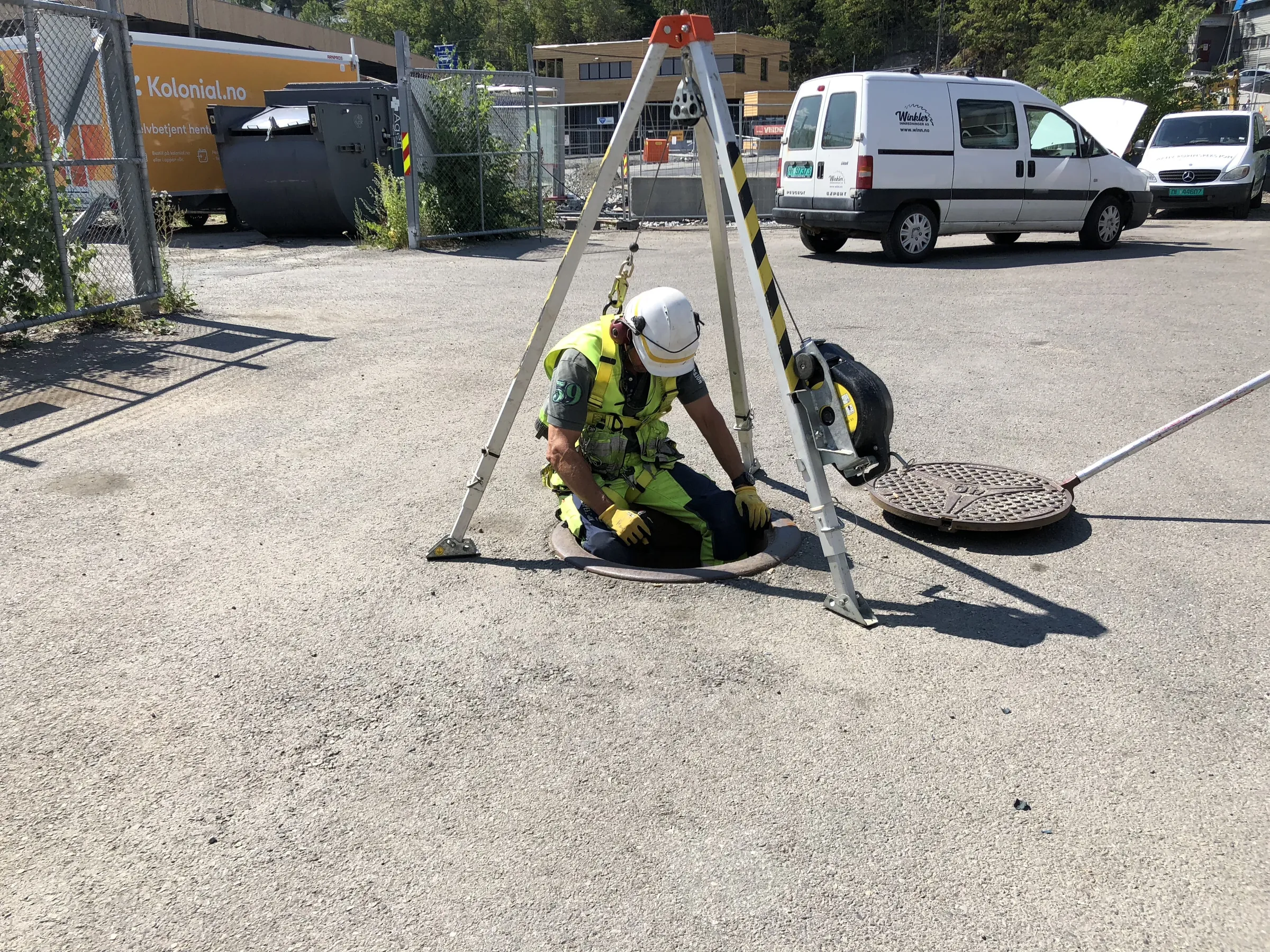 Operatør sikret med tripod ved kum