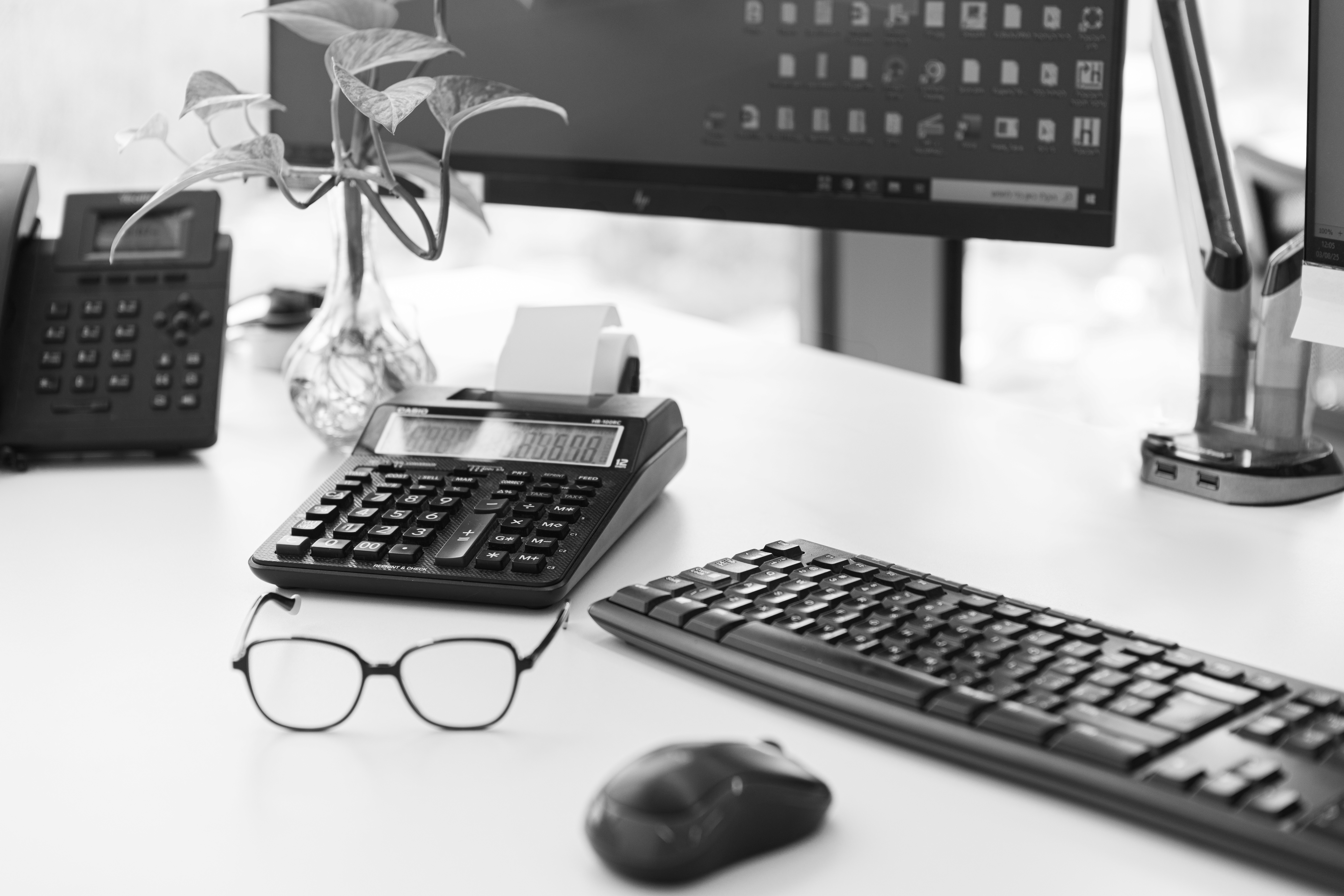 מחשבון ומקלדת על אחת העמדות