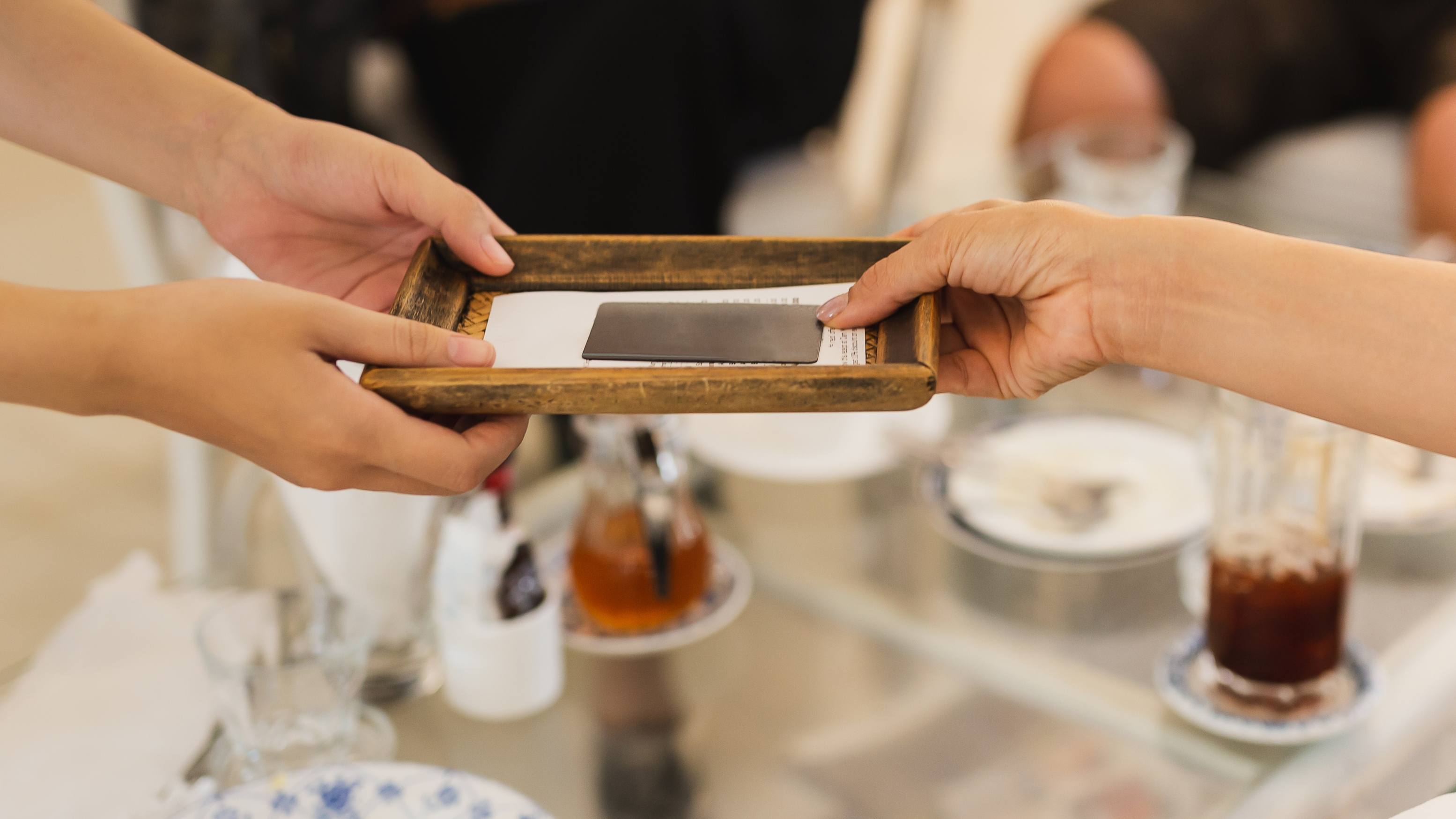 一名餐饮员工正在餐厅为顾客收款