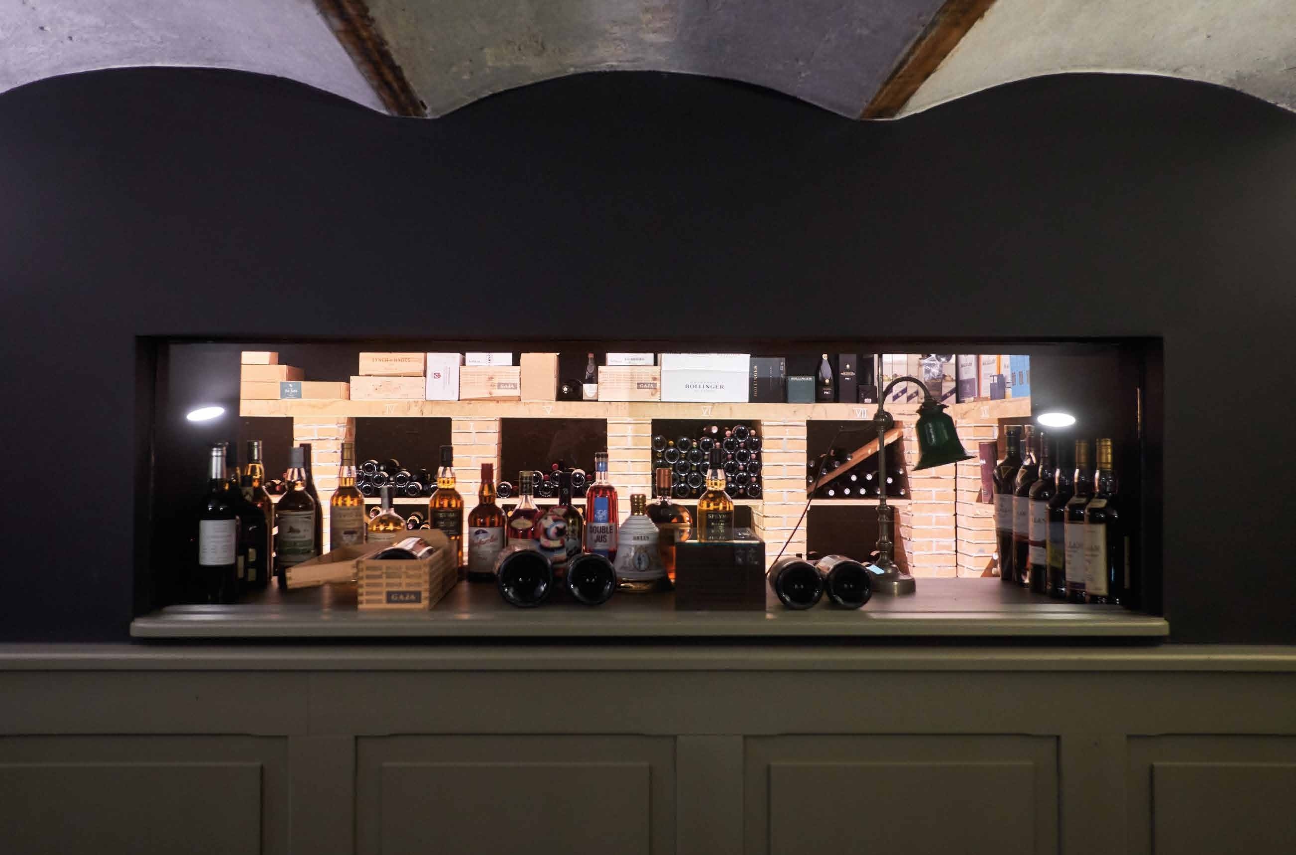 Einblick in die Bar mit Weinangebot im Schöllmanns Offenburg