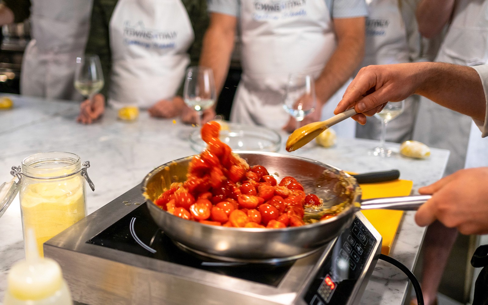 ਫਲੋਰੈਂਸ ਦੇ ਪਾਸਤਾ ਬਣਾਉਣ ਦੇ ਪਾਠ ਦੇ ਦੌਰਾਨ ਫਰਾਰੀ ਟਮਾਟਰਾਂ ਨੂੰ ਕੜਾਹੀ ਵਿੱਚ ਪਕਾਉਣਾ।