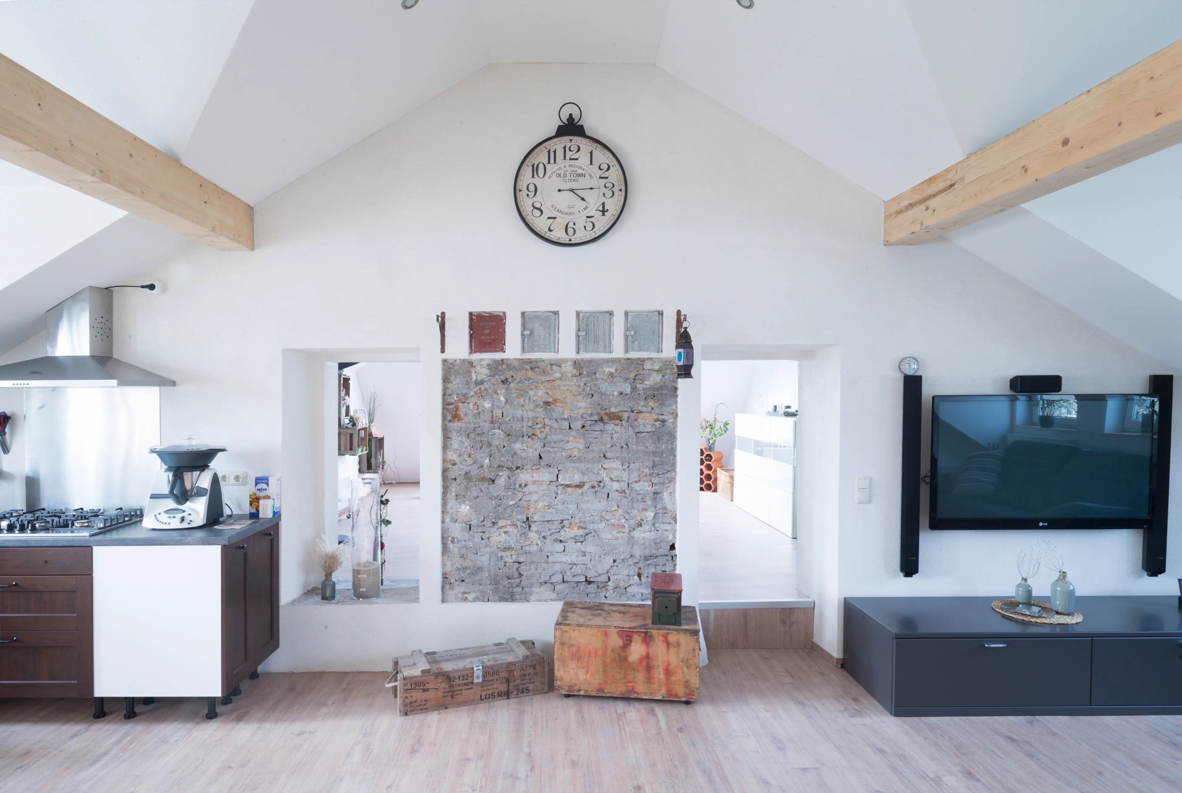 Modernes Wohnzimmer auf einem hellen Dachstuhl