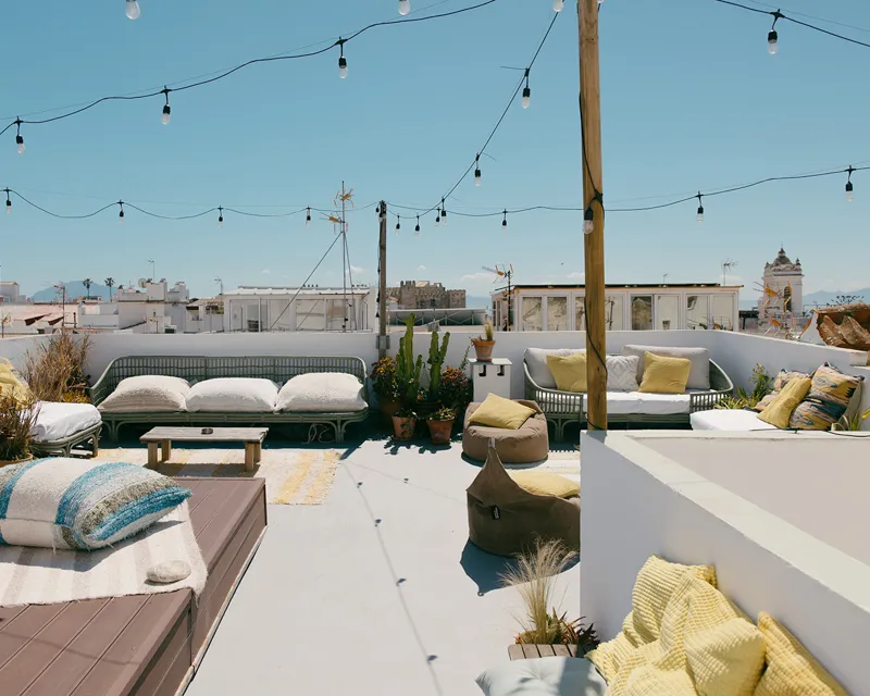 Entspannende Dachterrasse mit Sitzgelegenheiten und Meerblick im Tarifa Surf House
