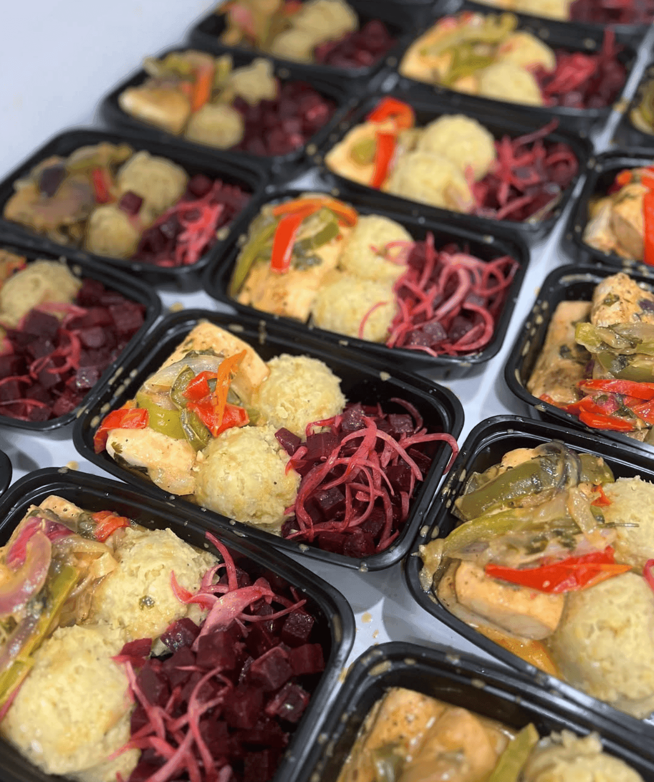 Pollo guisado con pimientos, acompañado de puré de yuca y ensalada de remolacha con cebolla.