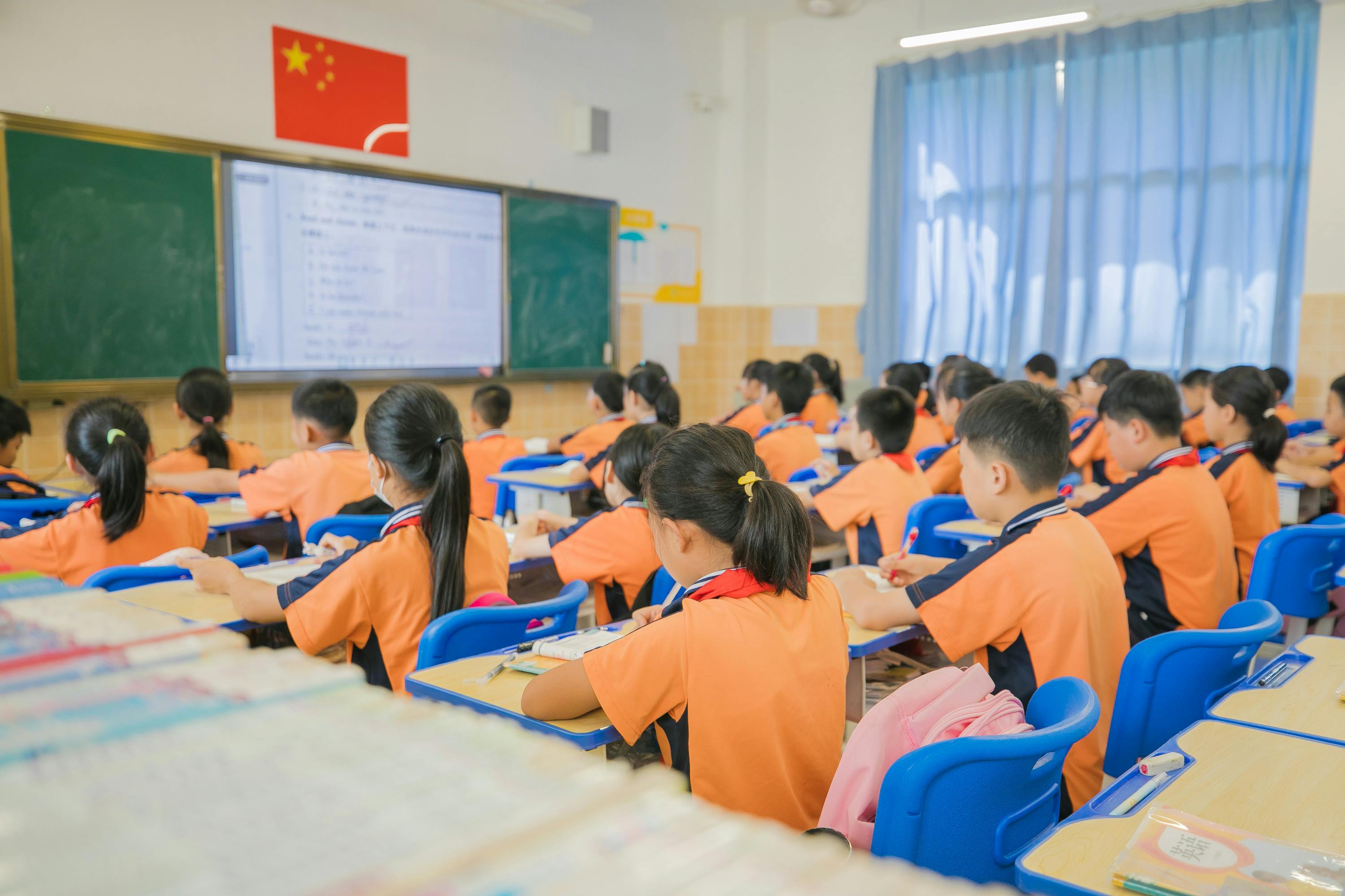 Chinese students learning collectively in classroom with group‑oriented study style