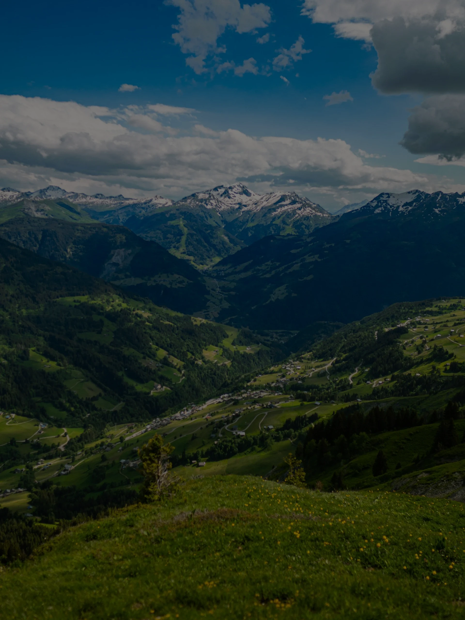 collines avec des montagnes et un ciel bleu nuageux