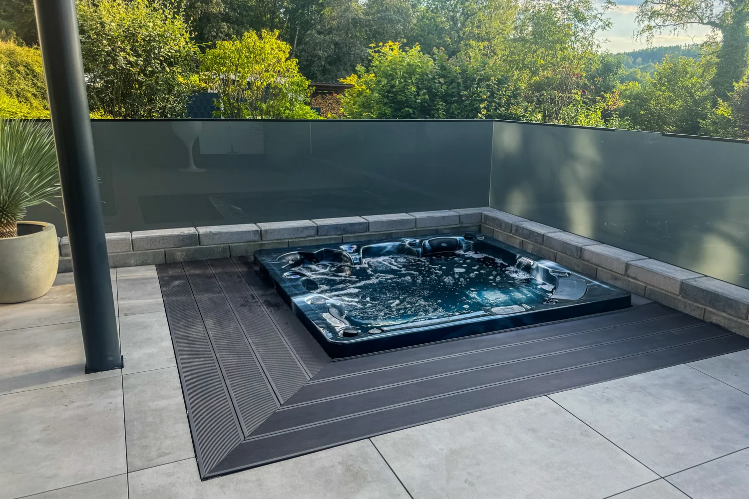 Exklusive Terrasse mit Whirlpool in Rösrath