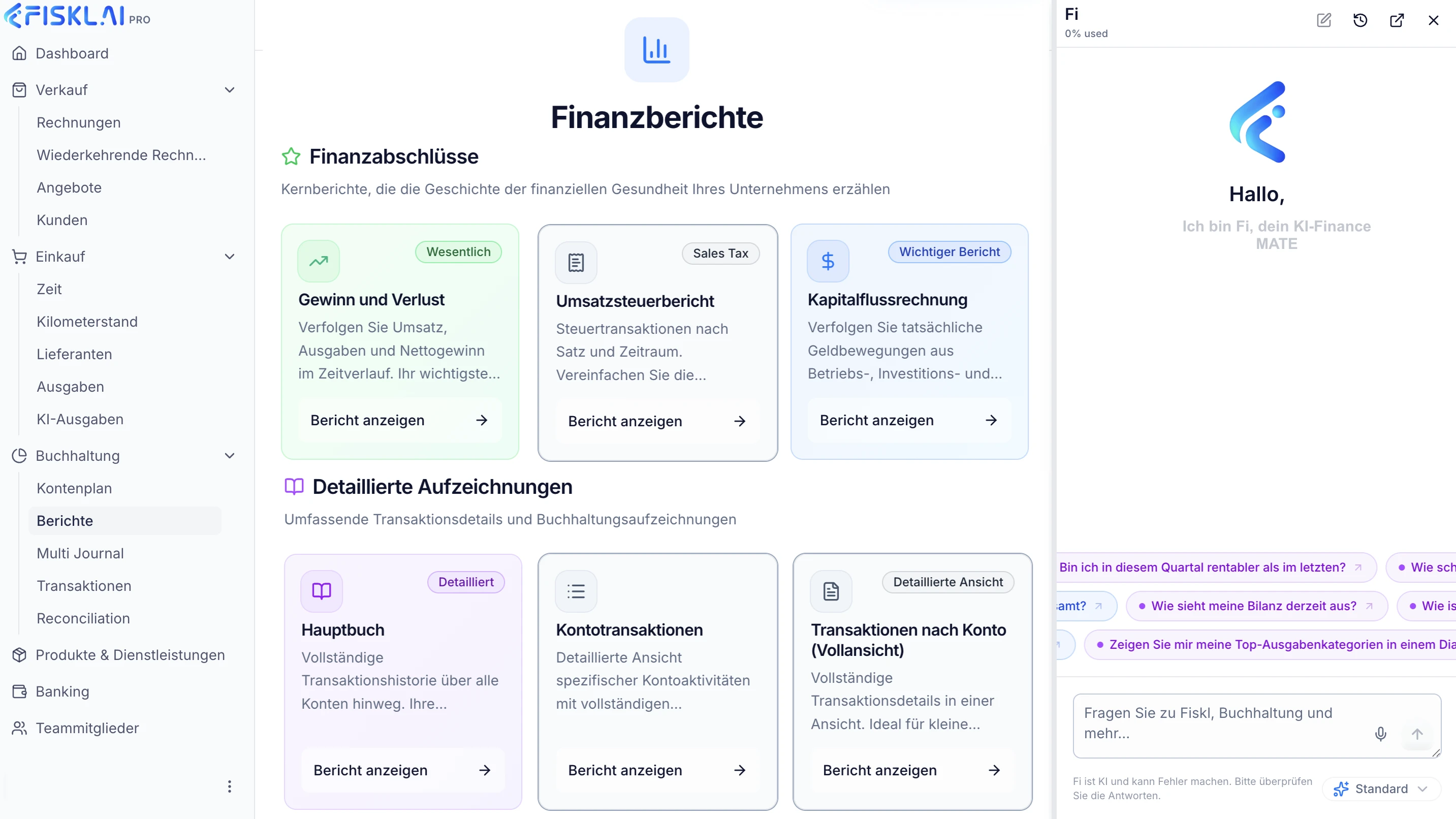 FISKLAI-Berichtsübersicht mit Finanzabschlüssen (Gewinn und Verlust, Umsatzsteuerbericht, Kapitalflussrechnung) und detaillierten Aufzeichnungen (Hauptbuch, Kontotransaktionen, Transaktionen nach Konto), ergänzt um KI-Assistent "Fi" für Buchhaltungsfragen