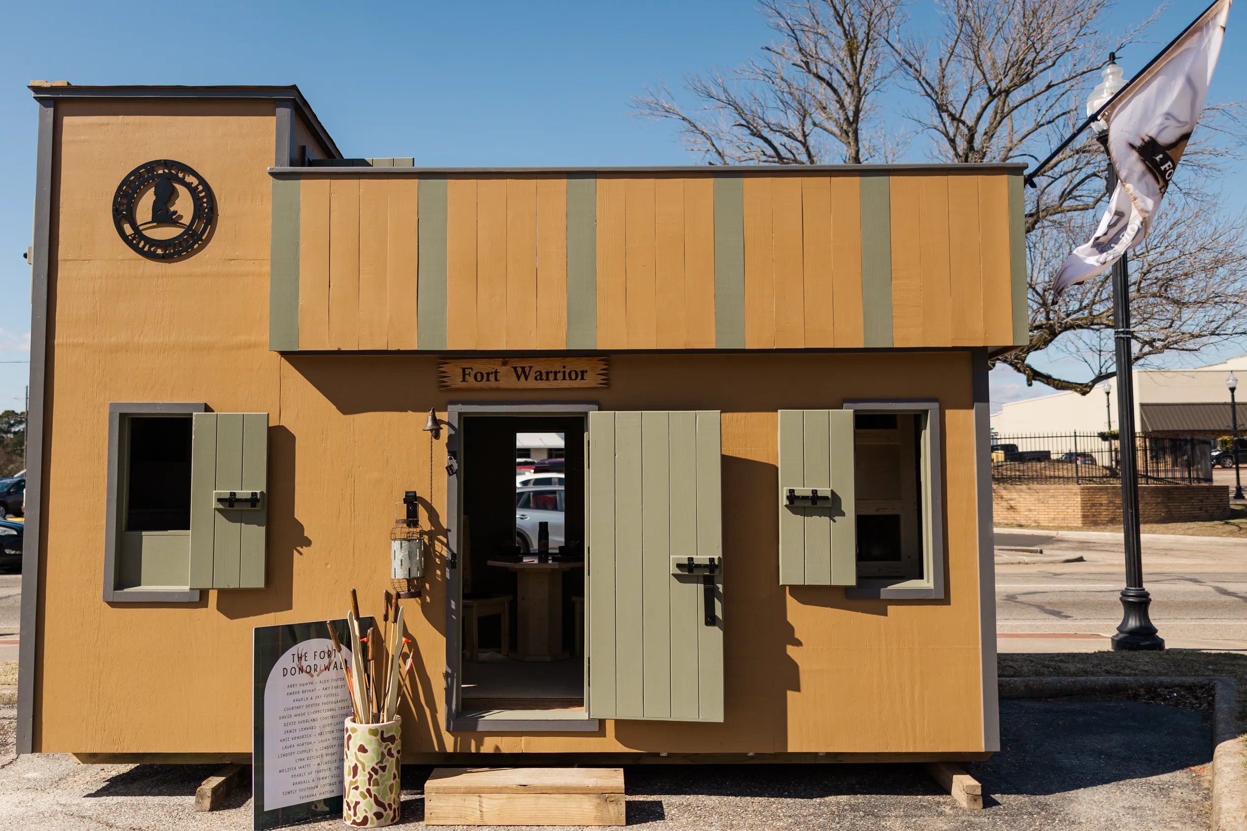 Luxury table setting by Sarah Overall Events with pink embroidered napkins, gold-rimmed plates, floral arrangements, and personalized menus in Shreveport.