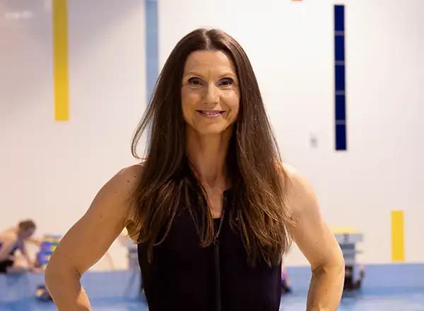 vlasta dlouha stojici u bazenu