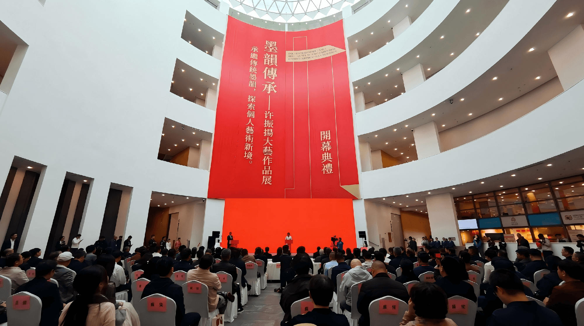 個人藝術家作品展覽開幕現場,觀眾近距離欣賞原作,在安靜燈光中感受創作故事 Personal art exhibition opening with visitors viewing original artworks in a calm gallery atmosphere 個人藝術展覽 開幕現場 作品欣賞