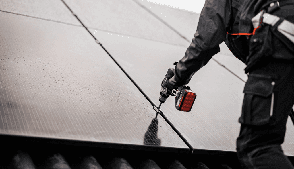 Solpaneler installerade på villatak