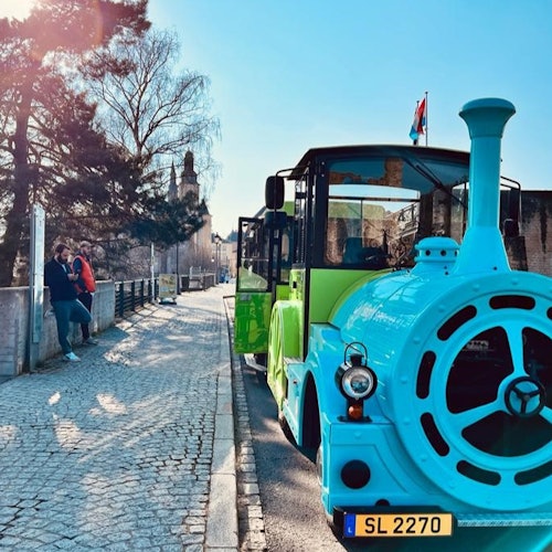 Городской поезд на месте встречи, на Монте де Клаузен (рядом с входом в Бокские казематы).