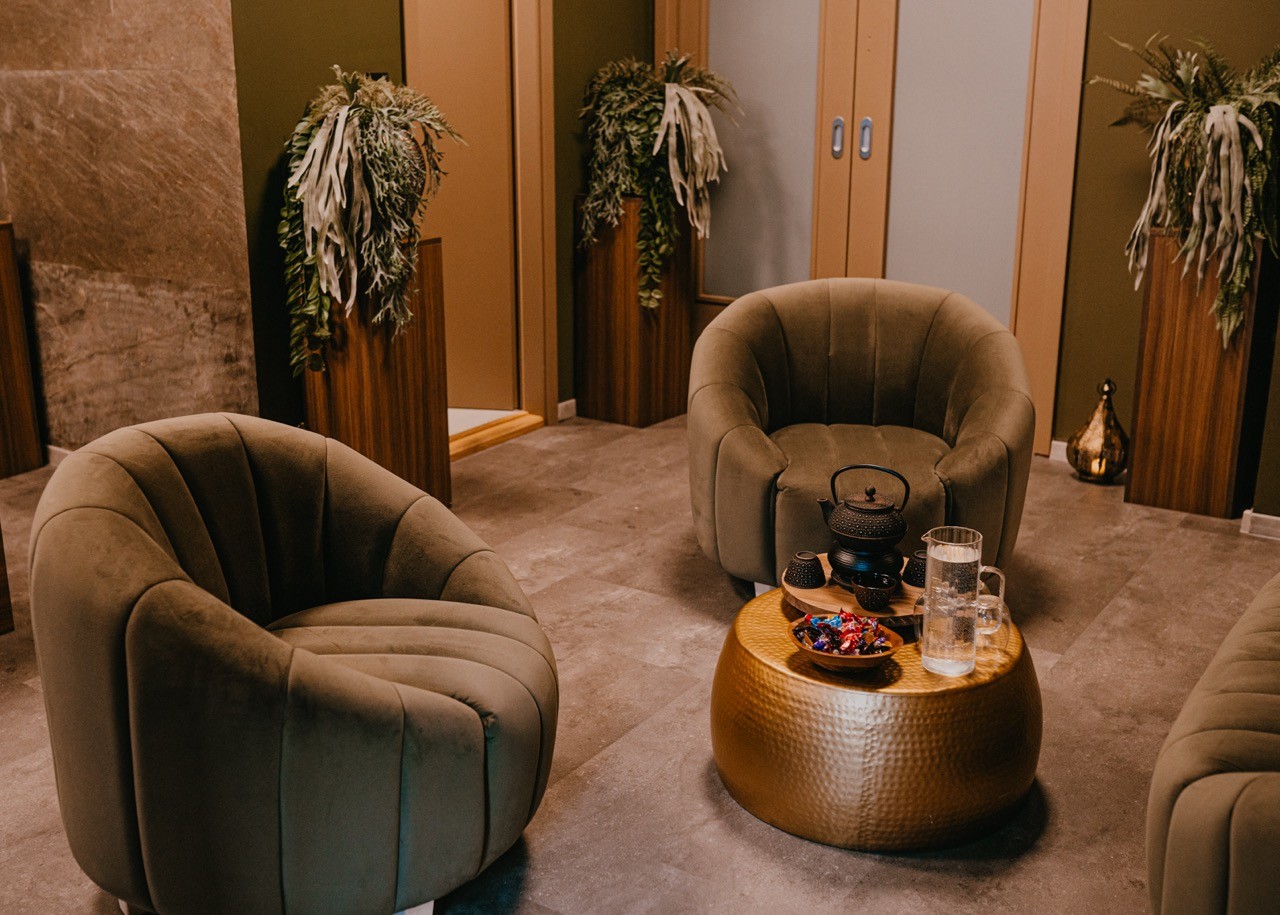 Komfortní masážní lehátka a relaxační místnosti připravené pro procedury v LAYA Spa Ritual Jablonec nad Nisou