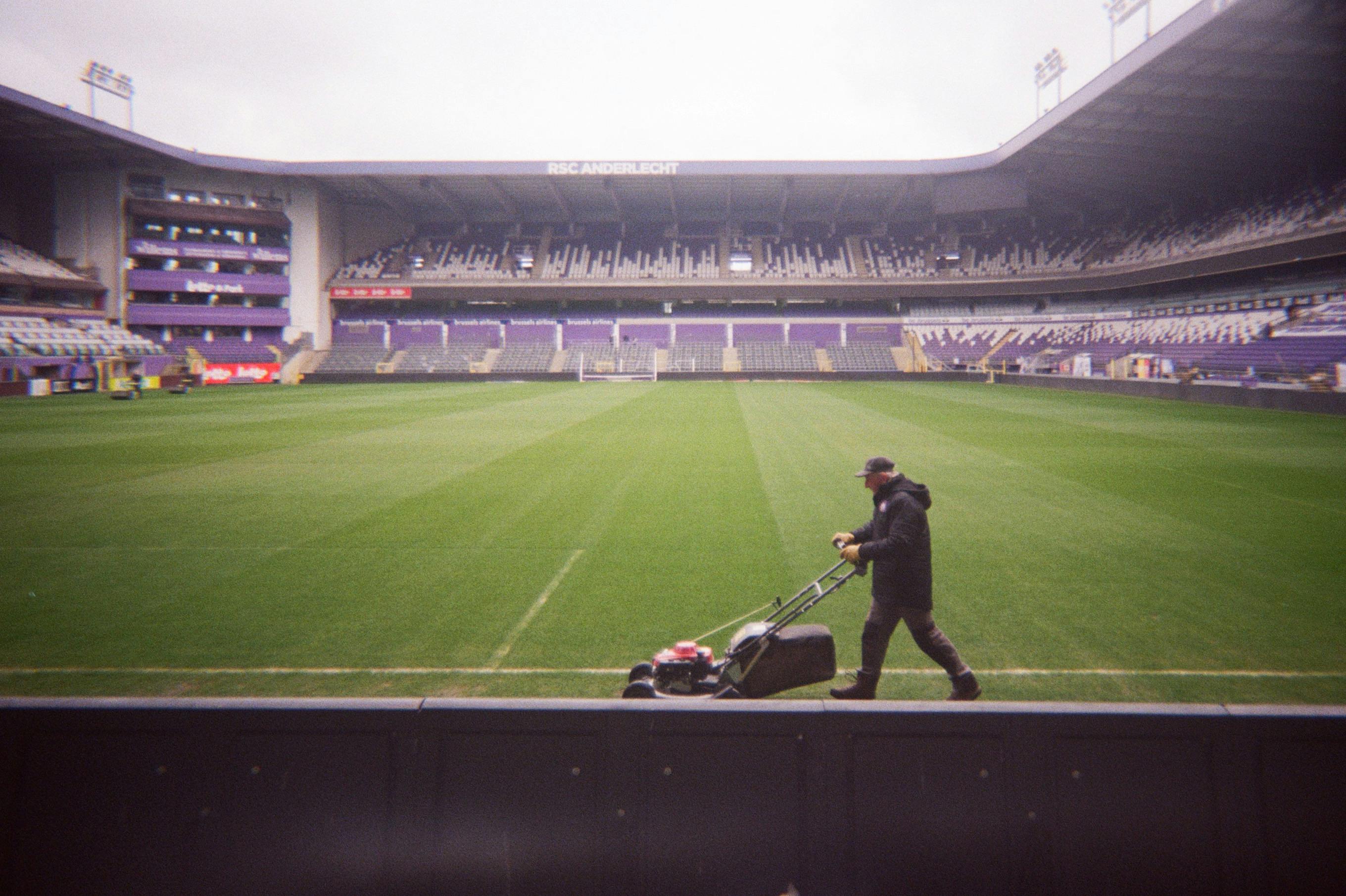Groundsman trimming 