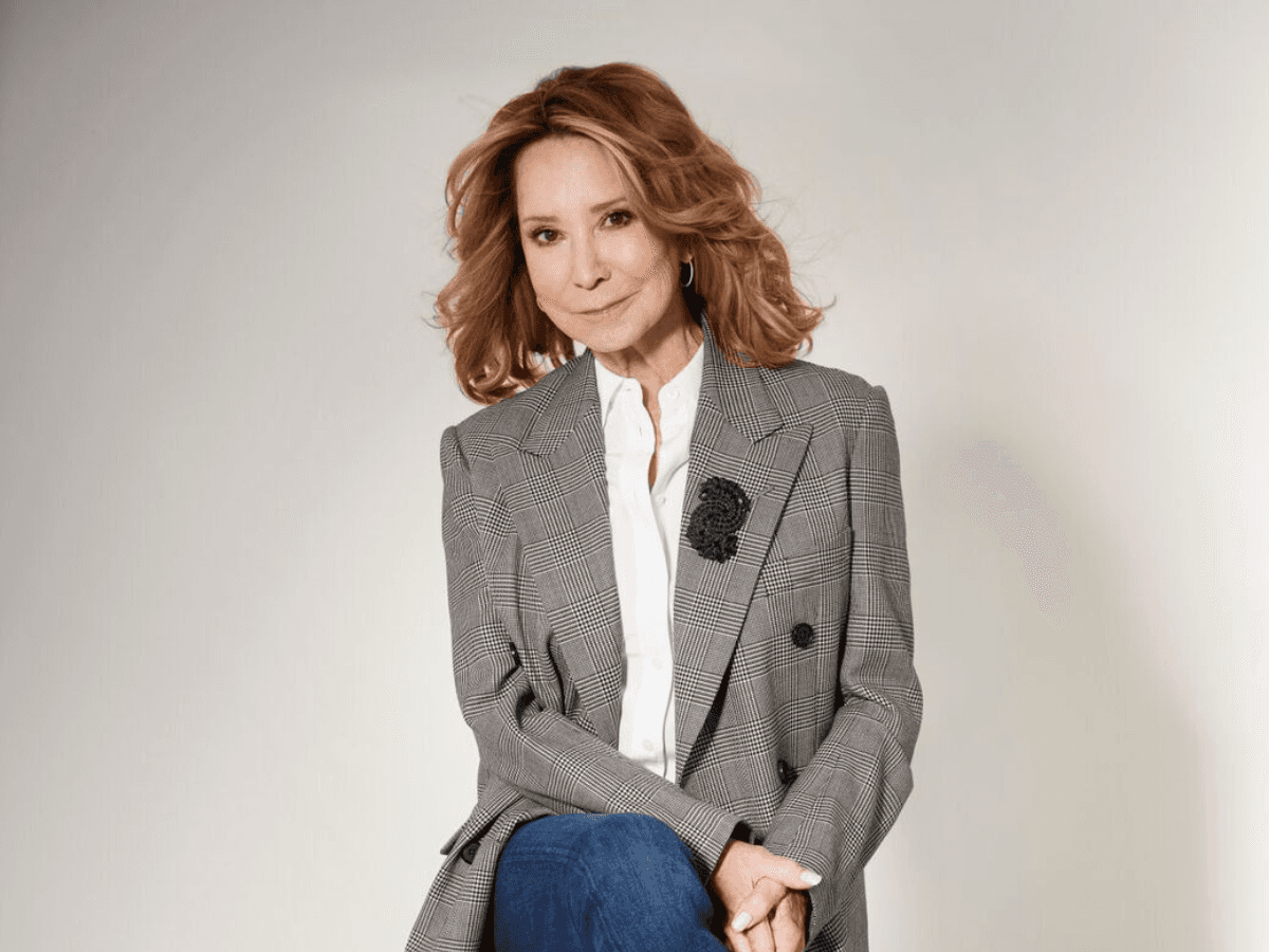 펠리시티 켄달이 콜 포터의 하이 소사이어티에서 헬렌 조지와 함께 출연합니다.