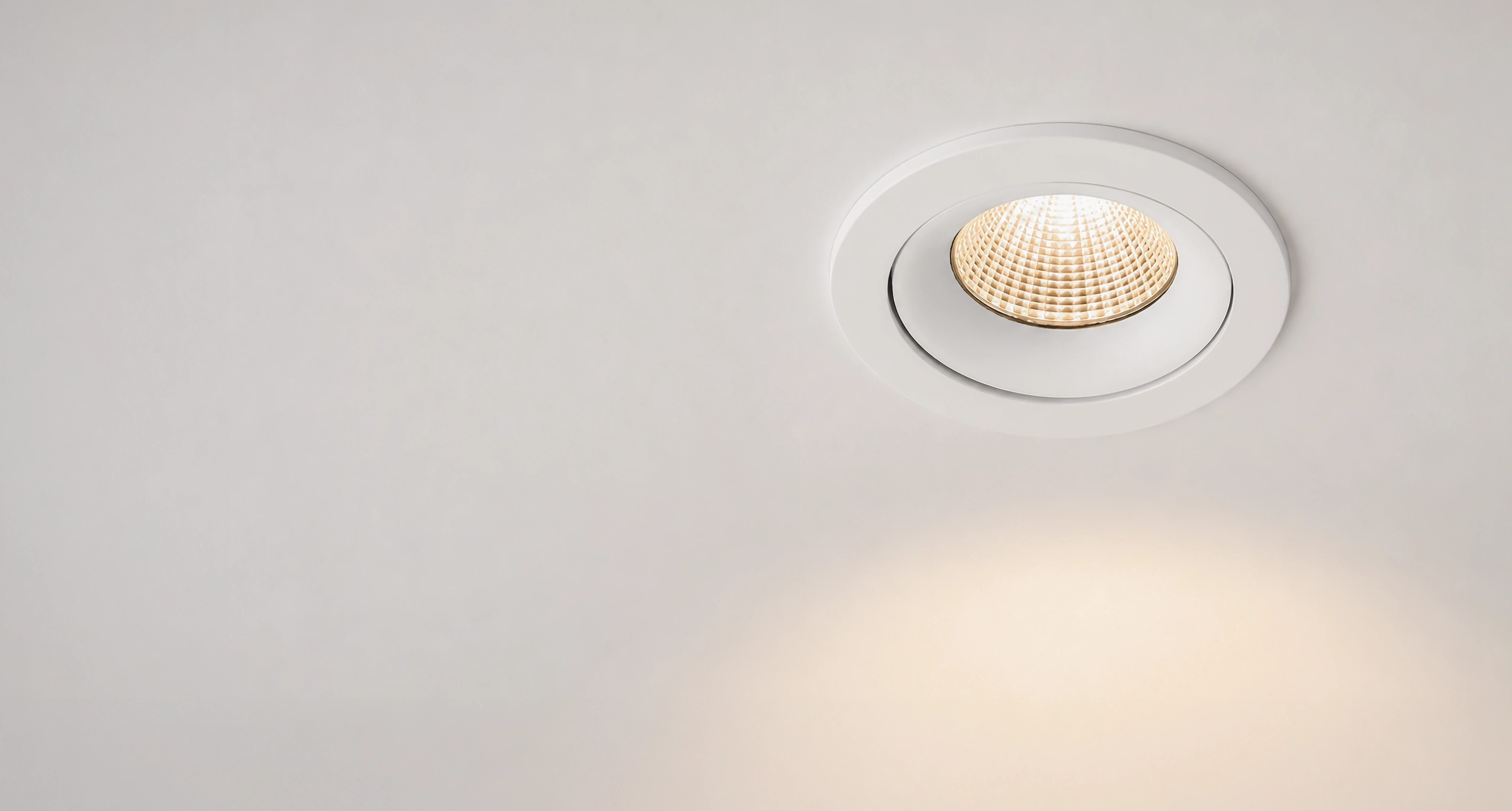 Czarna kompaktowa oprawa sufitowa LED Stellar ALFA A3 typu downlight z modułowego systemu Stellar ALFA