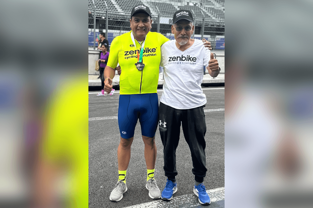 Dos miembros del equipo posando sonrientes en zona de competencia.