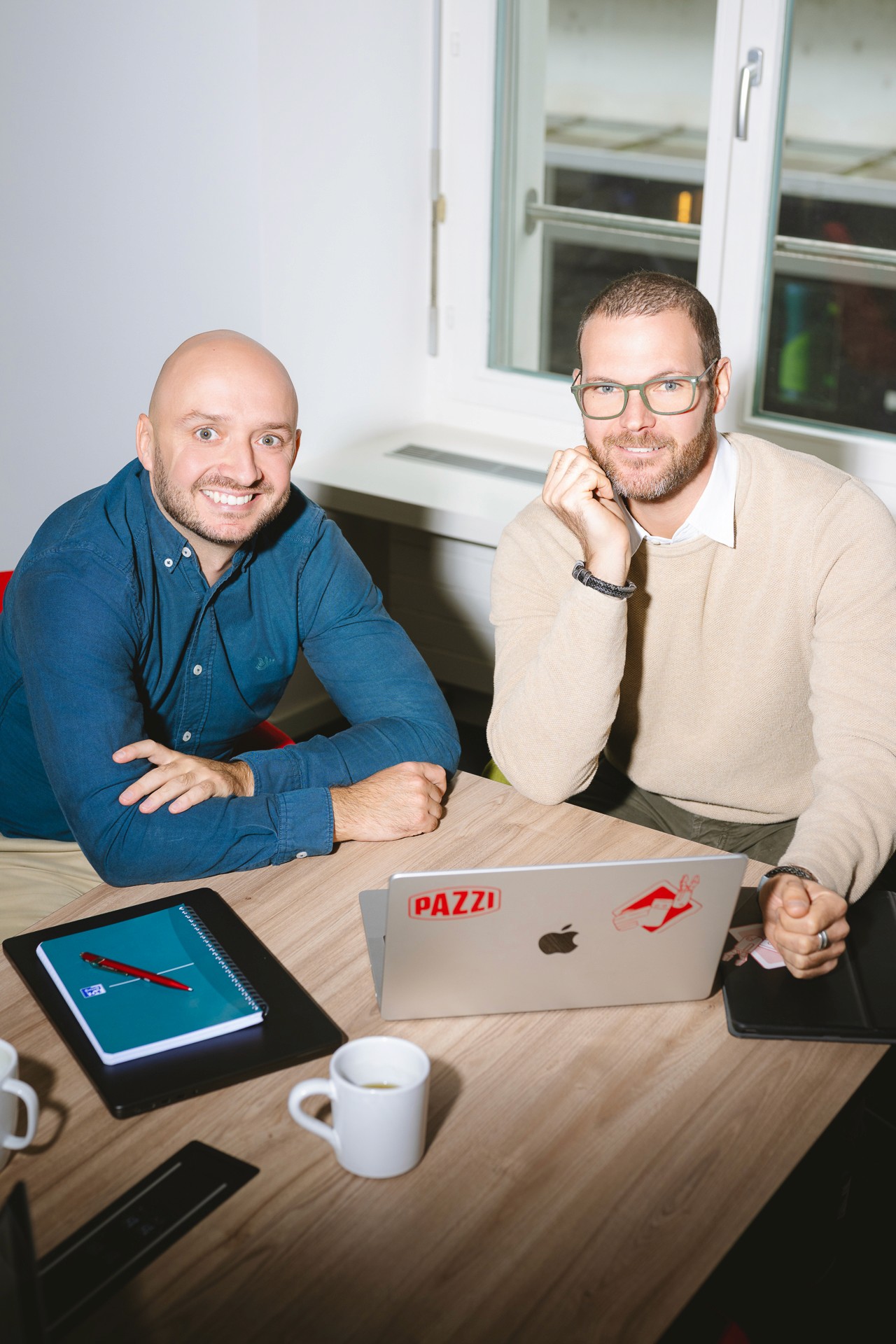 Personal Branding Portrait im Büro mit sichtbarem Unternehmensbranding, Businessfotografie aus Zürich