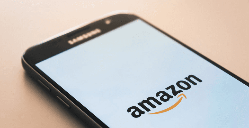Handy mit Amazonstartseite auf Bildschirm