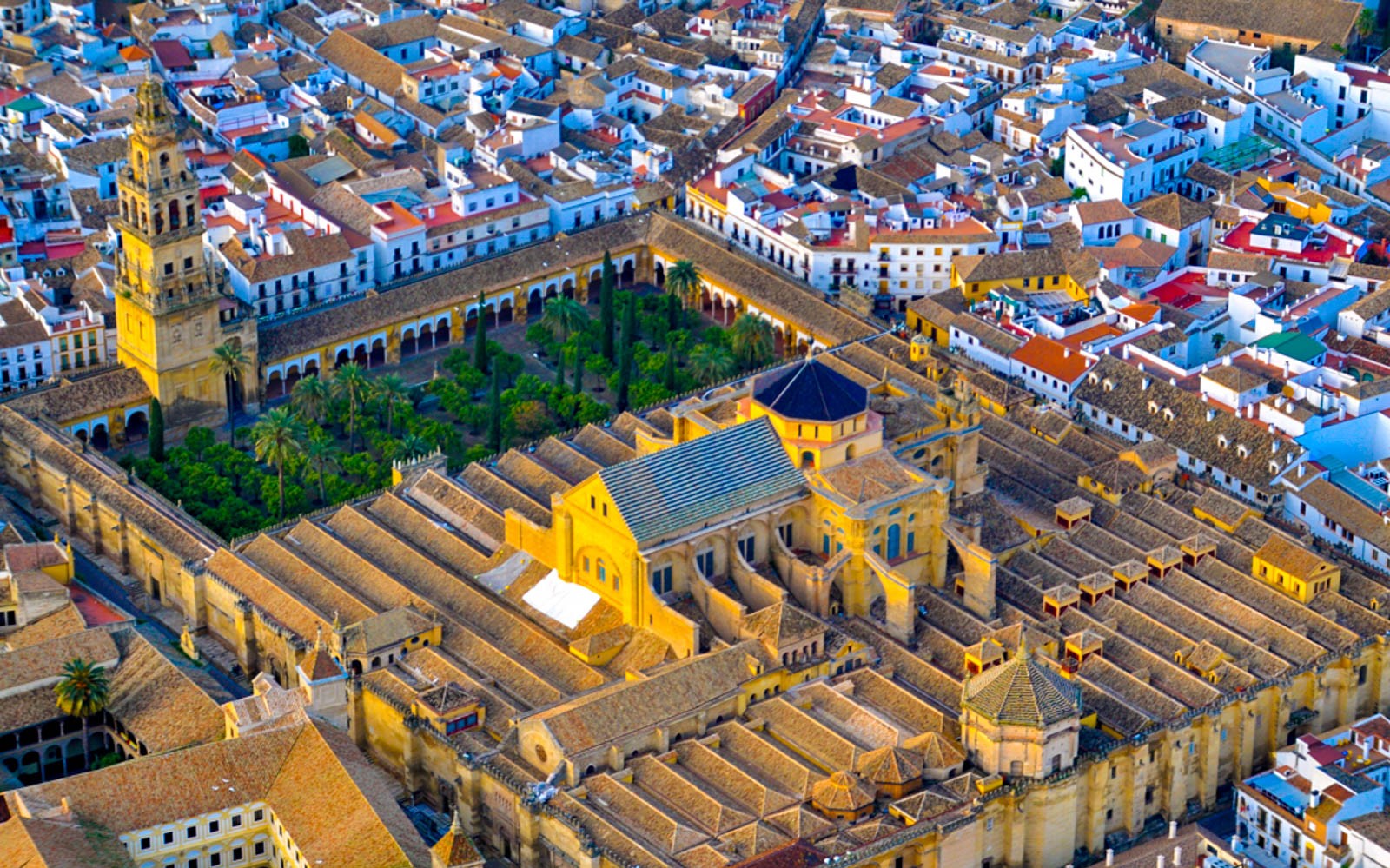 Luftfoto av moskeen-katedralen i Córdoba, Spania, omgitt av bybygninger.