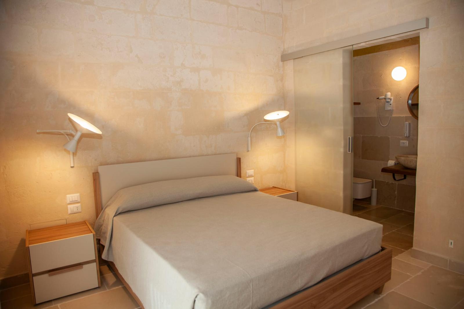 Interno in pietra chiara camera La Grotta del Sole a Matera
