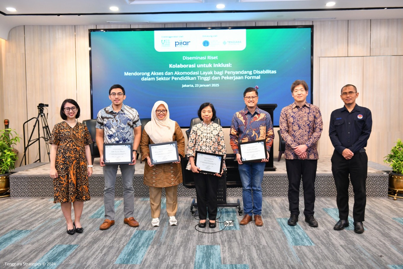 Pijar Foundation director of public policy Cazadira Fediva Tamzil (from left to right), Deaf activist Adhi Kusumo Bharoto, Nahdlatul Ulama University’s (UNU) Gender Equality, Disability, and Social Inclusion (Gedsi) director Wiwin Siti Aminah Rohmawati, Yayasan Mitra Netra public relations Aria Indrawati, Microsoft Indonesia CFO and diversity/inclusion lead Krishna Worotikan, Nippon Foundation executive director Ichiro Kabasawa, and National Commission on Disabilities deputy chairman Deka Kurniawan pose for photo during the launch of a Collaborative Action Plan to accelerate persons with disabilities inclusion in higher education and formal employment in Jakarta. (Photo by Tenggara Strategics)