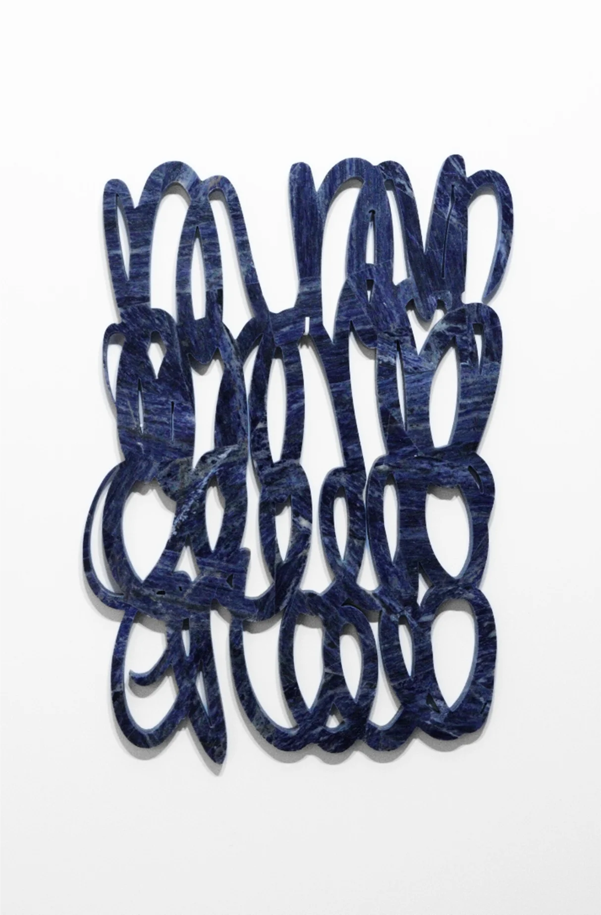 Scultura astratta in pietra blu con forme intrecciate, opera No Name on marble iStone Arte che esplora geometrie fluide e texture naturali per valorizzare brand artistici