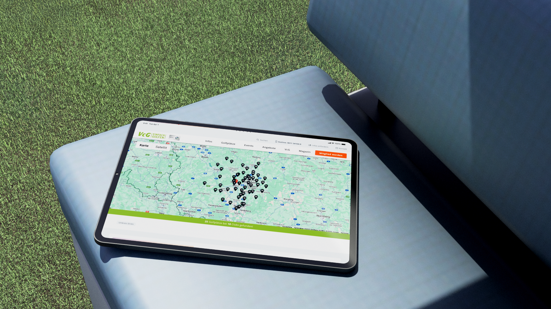 Ein Tablet, auf dem die VCG-Website mit den verfügbaren Standorten angezeigt wird. Das Tablet liegt auf dem Sitz eines Golfwagens. 