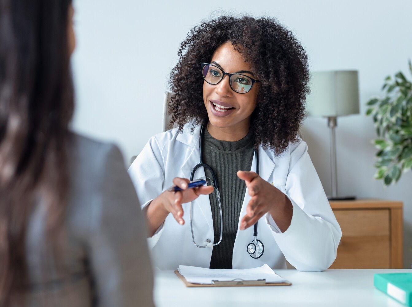 woman talking to her doctor to see if Epsom salt bath results are the right decision for her