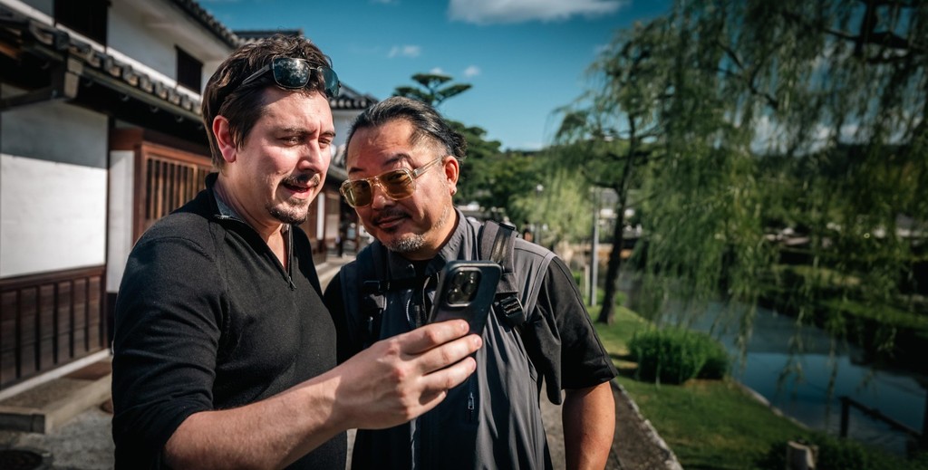 Abroad in Japan's Chris Broad and Natsuki looking at a phone