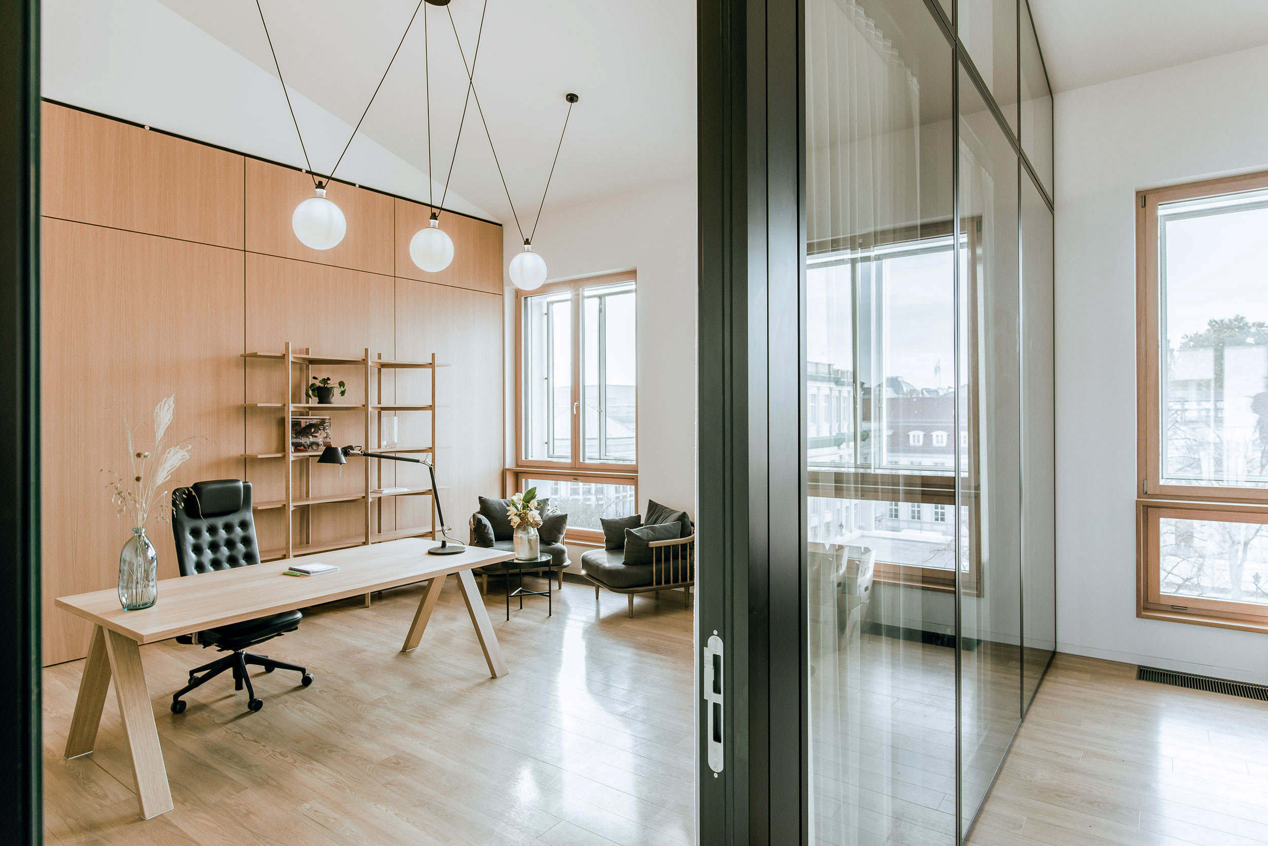 CEO-Einzelbüro im modernen Office in Berlin-Mitte mit klarer Gestaltung, hochwertigen Materialien und ruhiger Arbeitsatmosphäre