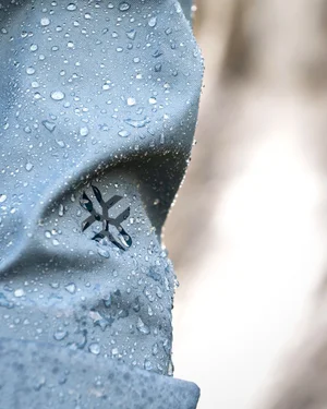 Dans le lookbook de la marque Danoise Another Aspect, le mannequin porte un costume gris et une chemise blanche