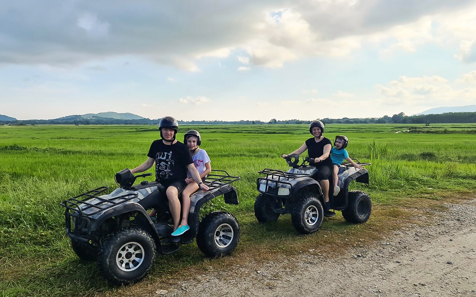 在兰卡威探险之旅中,ATV 车手穿越郁郁葱葱的田野。