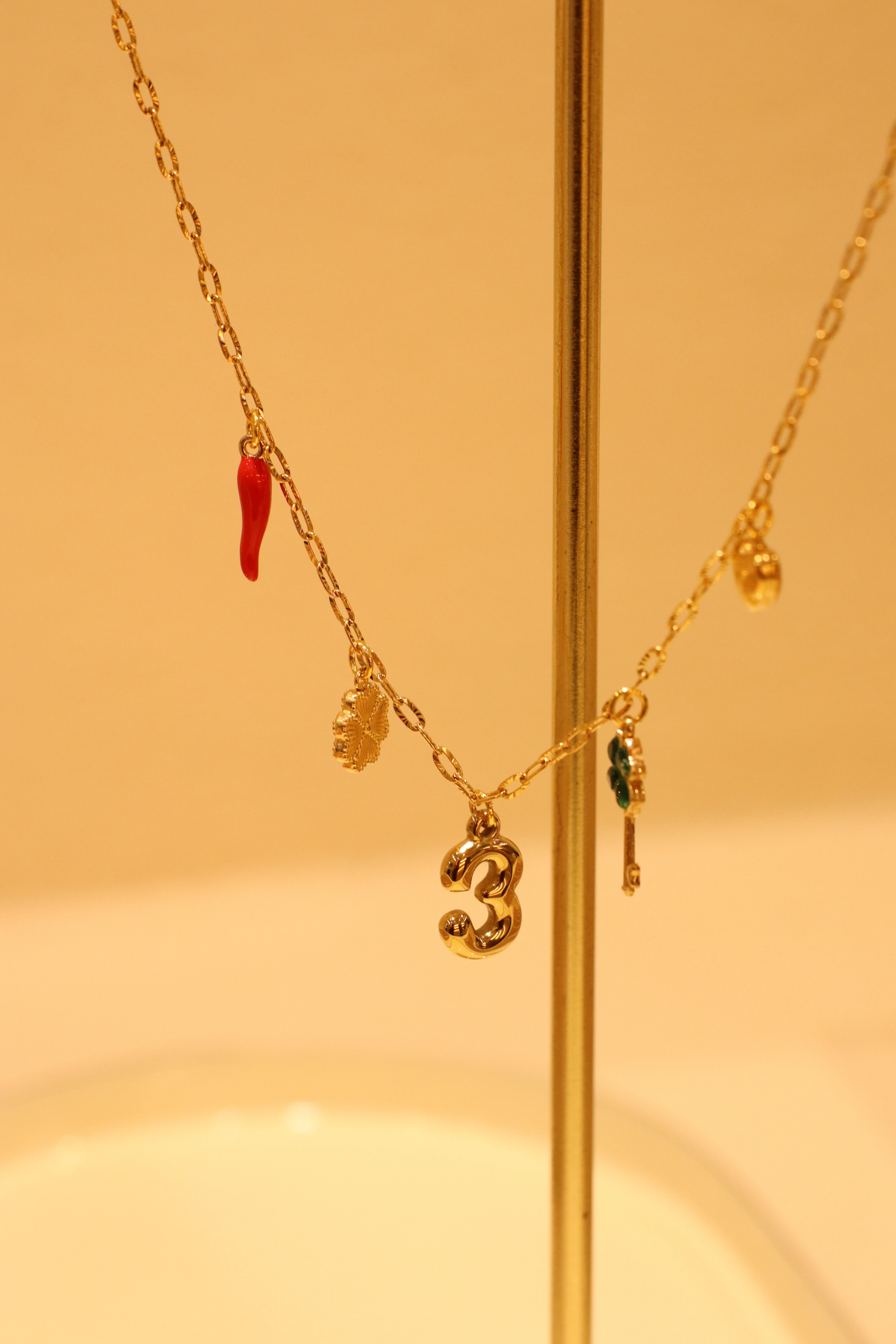 Gioiello artigianale Laura Sciunnach fotografato da Aura Studio, agenzia di comunicazione genovese, per la creazione di contenuti social.