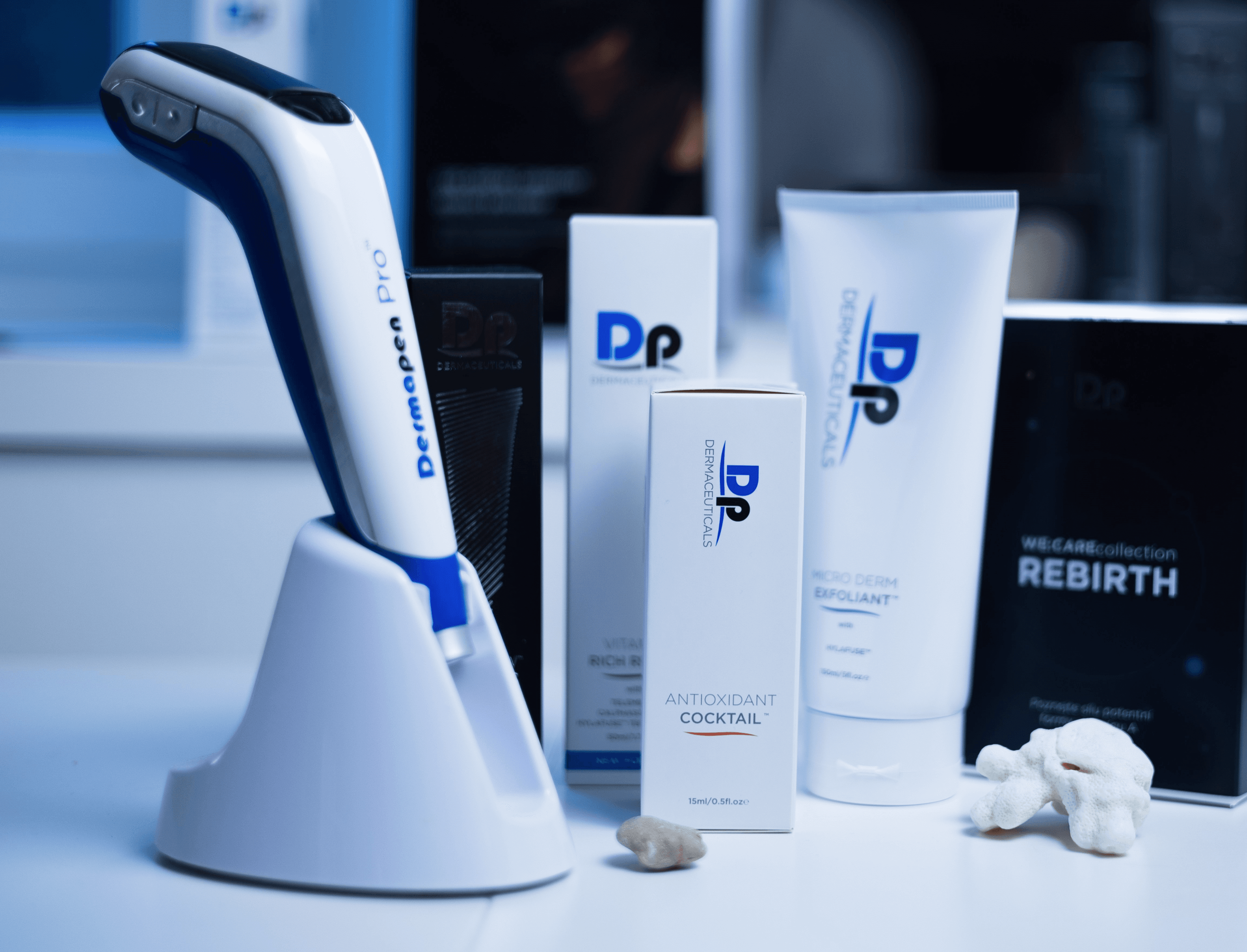 Kosmetický přístroj Dermapen Pro s profesionálními produkty Dermapen na bílém stole v salonu