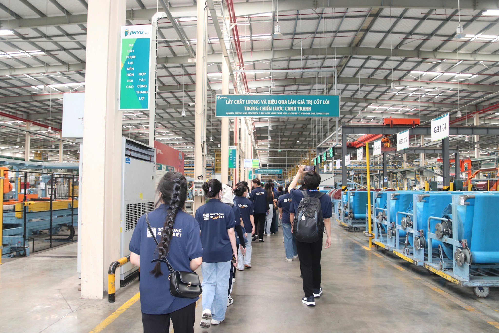 Sinh viên Ngôn ngữ Trung Quốc HSU trải nghiệm thực tế tại Jinyu Company Tour 2025