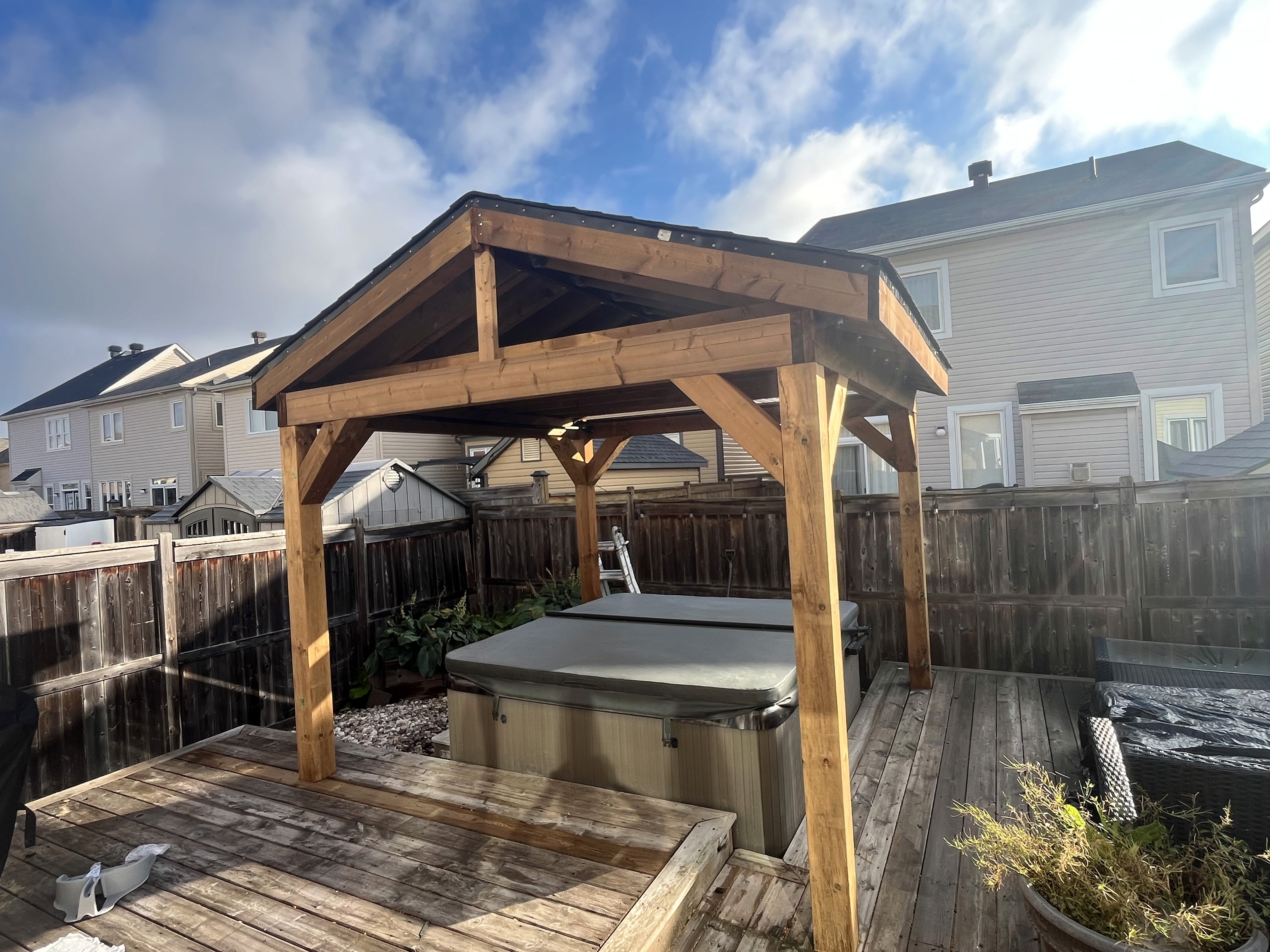 Newly built custom wood deck in Ottawa residential backyard