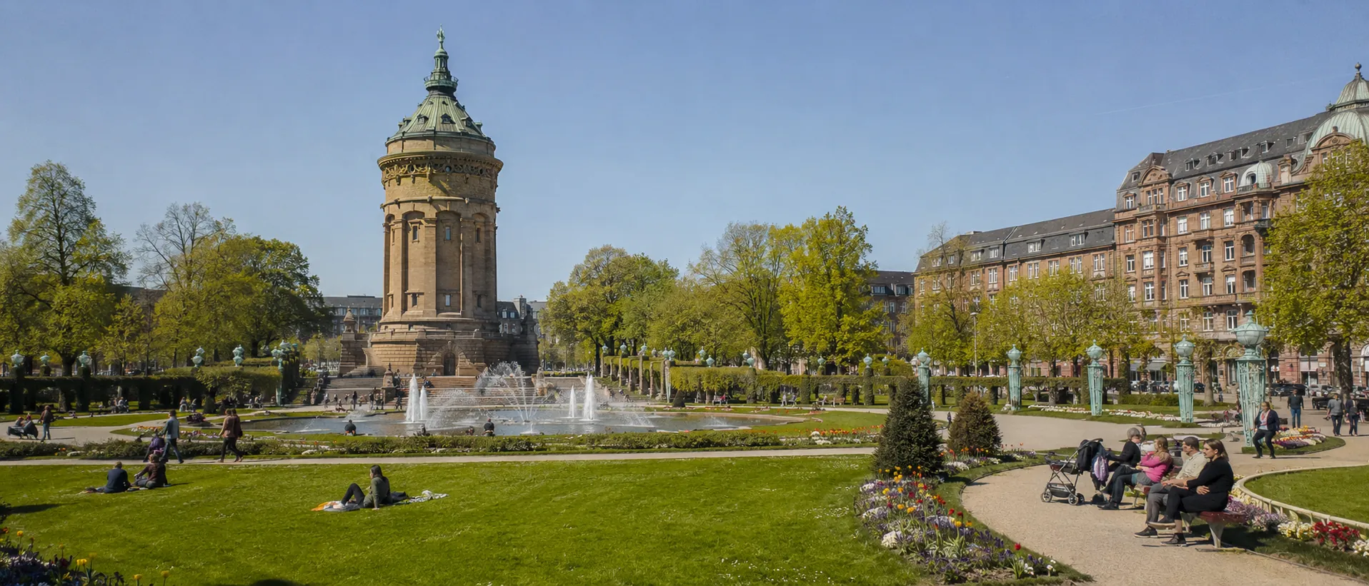 Mannheimer Wasserturm und Friedrichsplatz mit Gartenanlage und Jugendstilfassaden