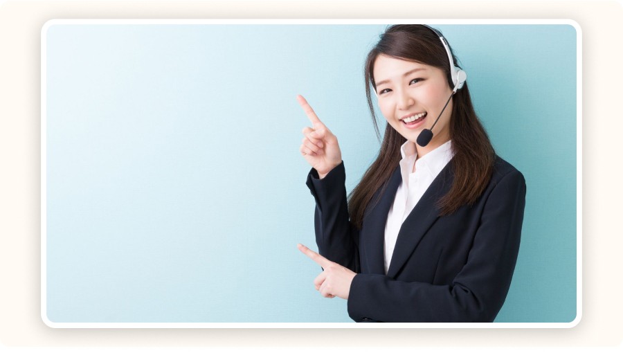 Smiling customer support advisor
