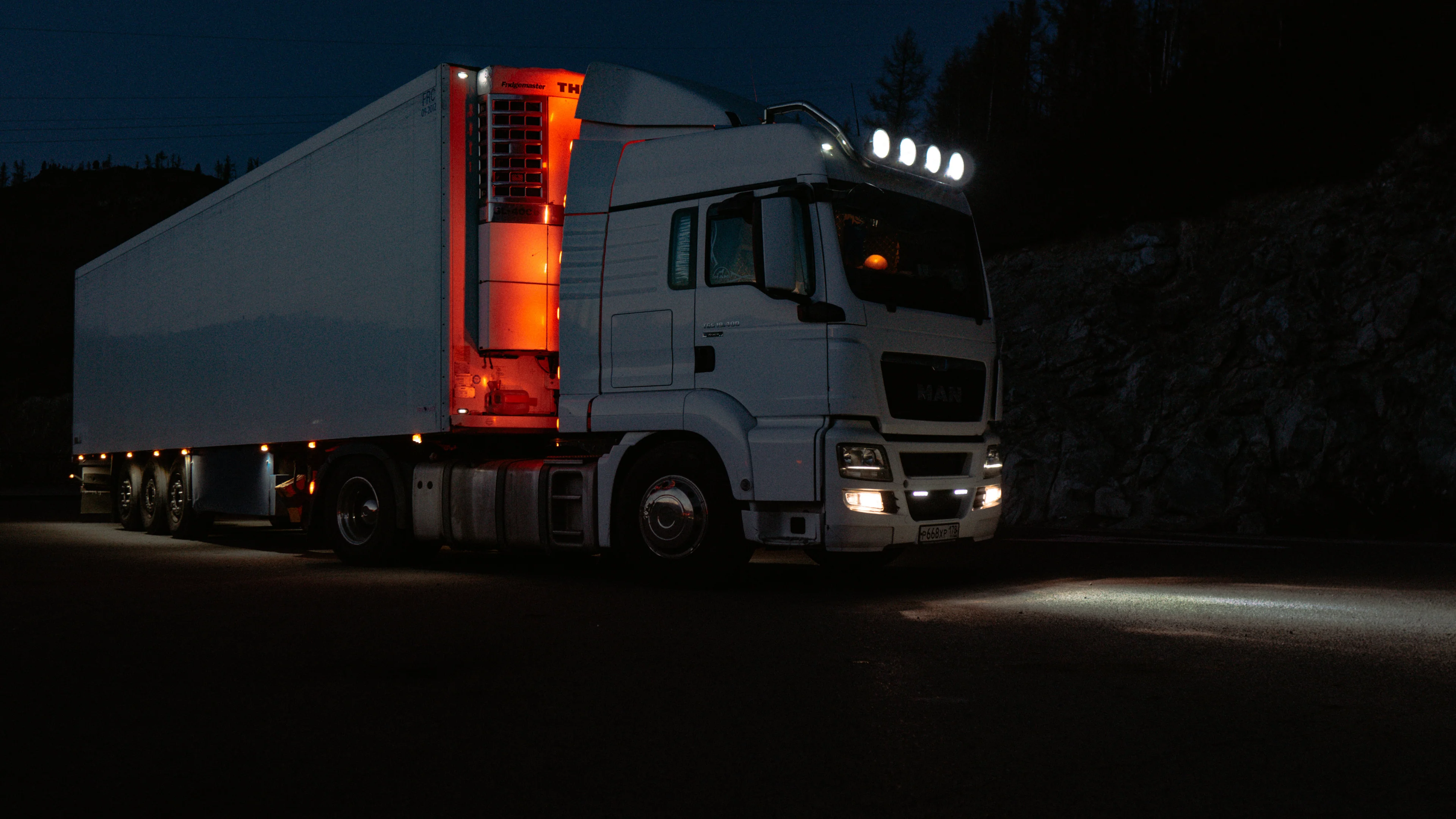 KJOF lastbil i nattemiljø der viser professionel transport- og logistikvirksomhed markedsført med Google Ads og Meta Ads.