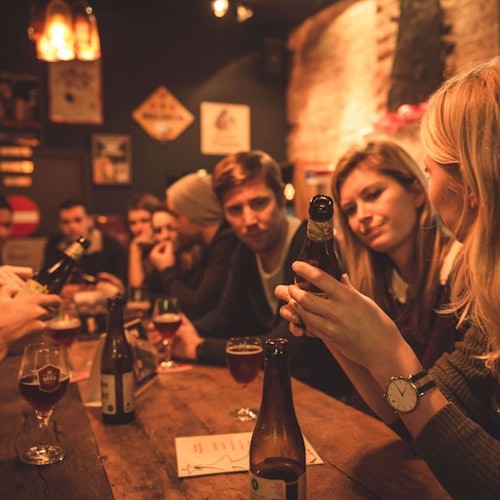 Liselot, a BeerSecret alapítója, éppen a sörről mesél.