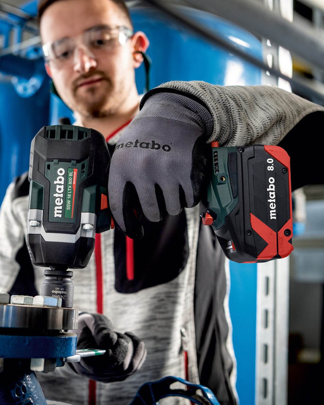 Boormachine van Metaba die wordt bediend door een medewerker