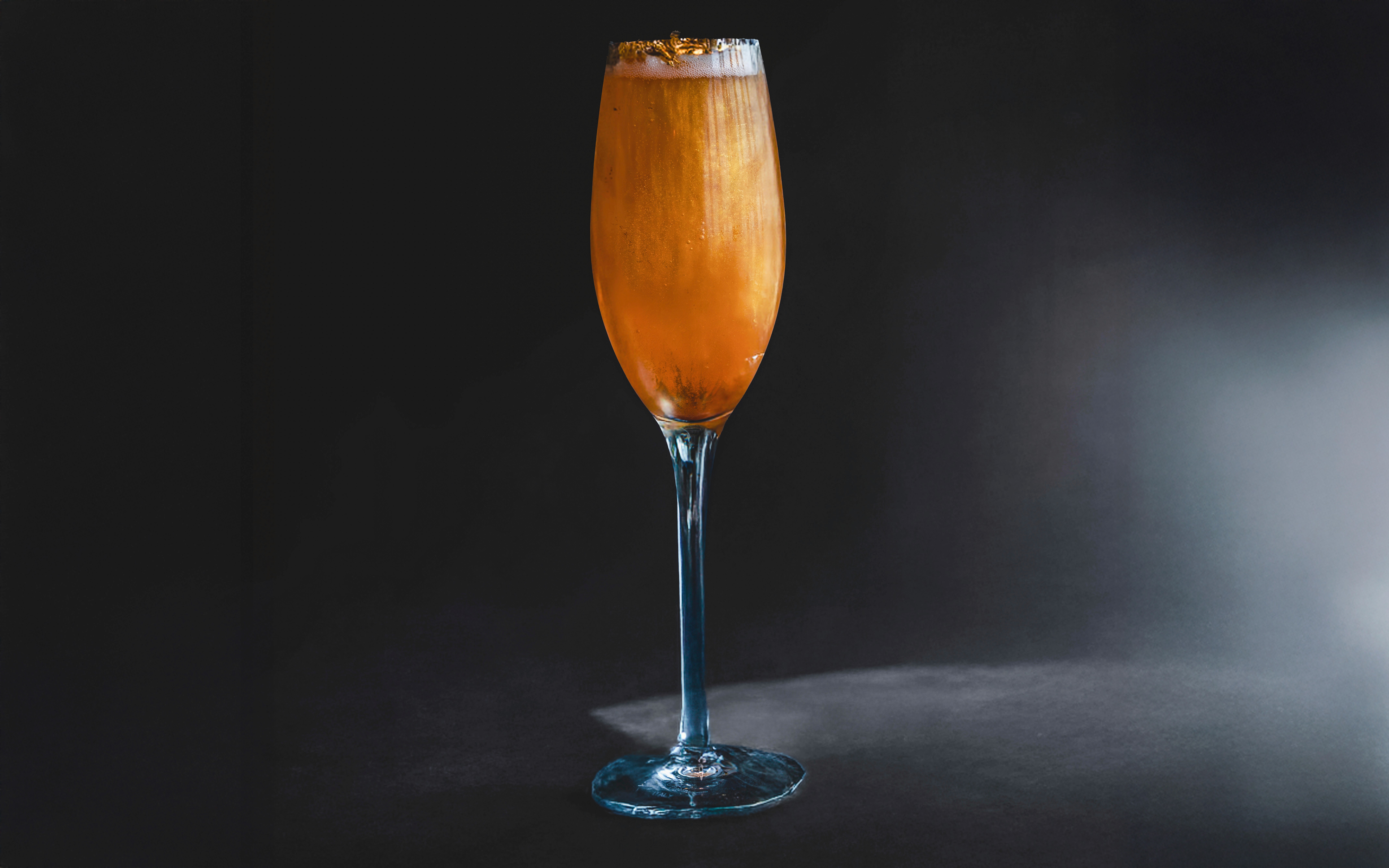 Cocktail i et glass på Sky 52 Restaurant, Sky View Observatory, med Dubais skyline i bakgrunnen.