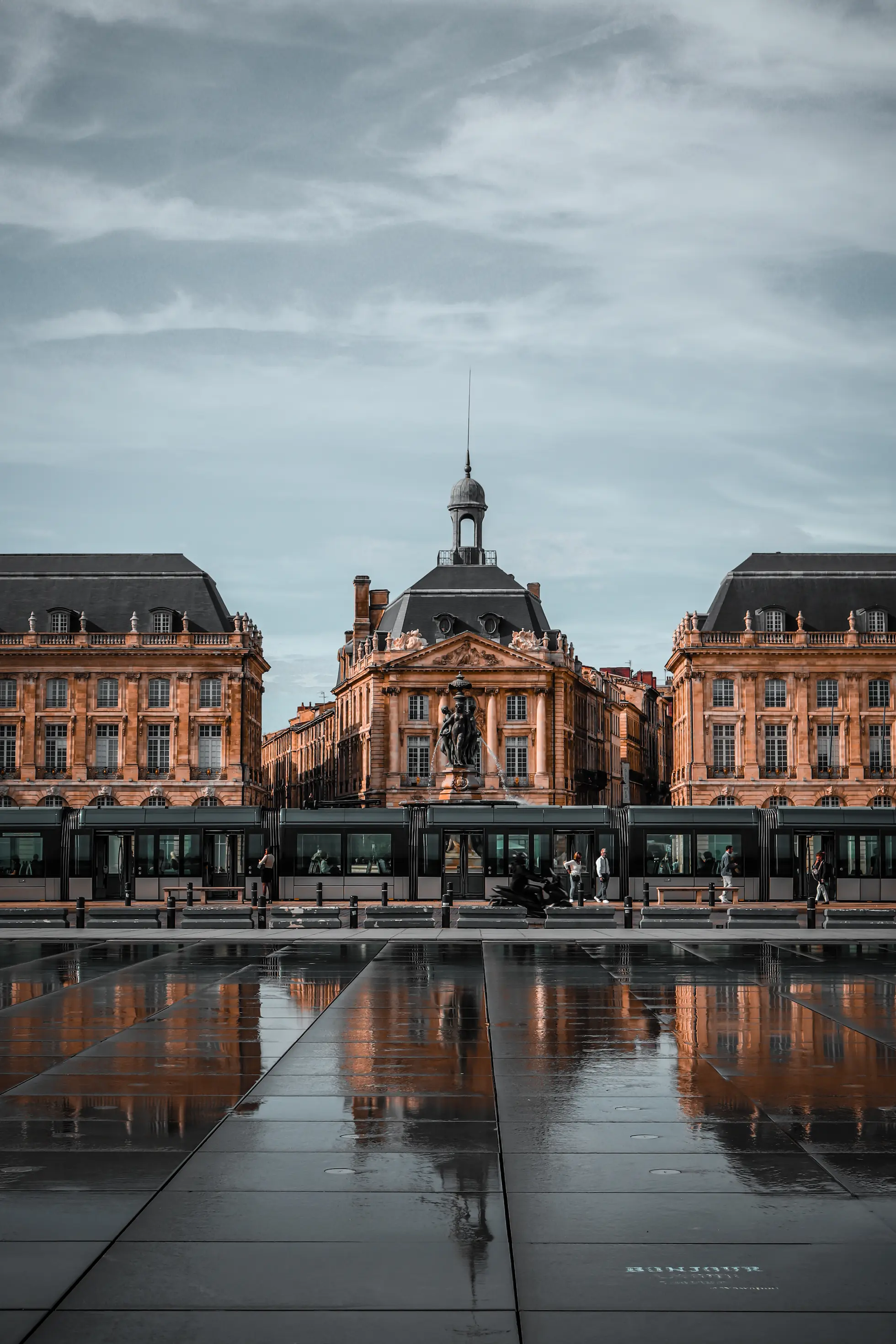 Vue de la Place de la Bourse et du miroir d'eau à Bordeaux pour des services de photographie et vidéo professionnels.
