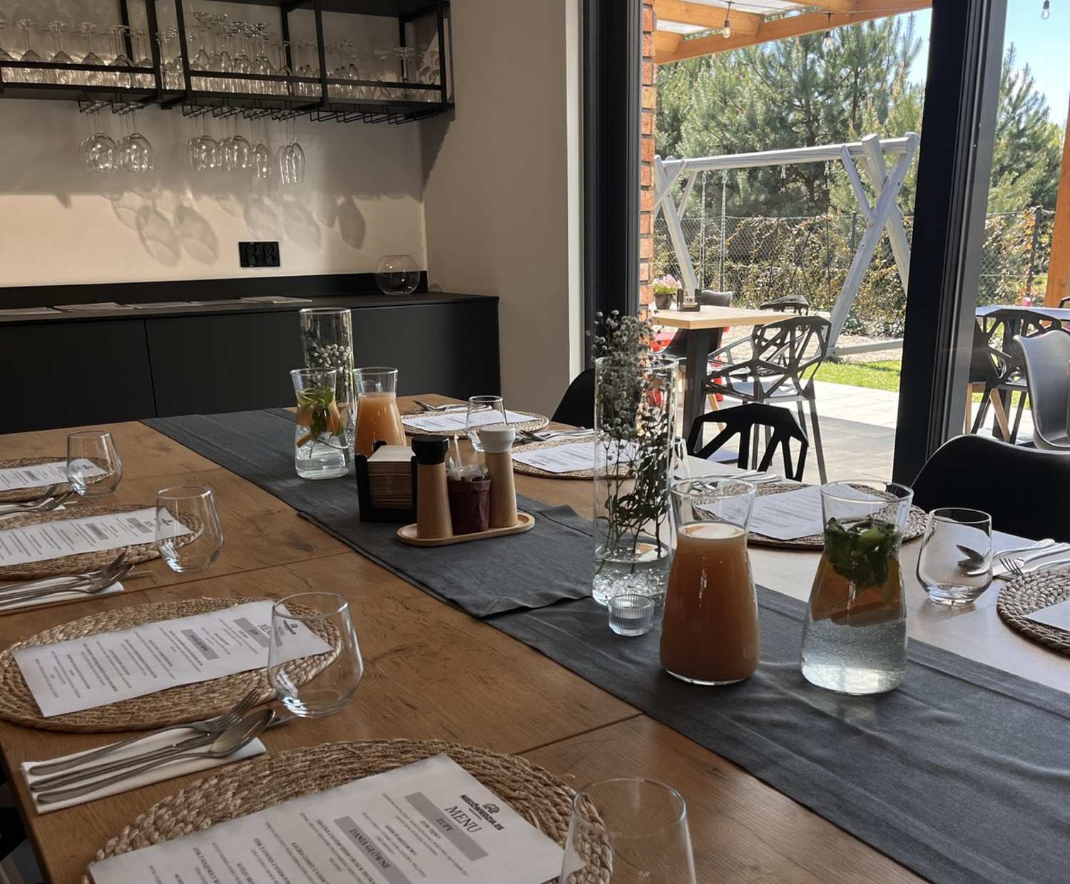 Restauracja na obiad biznesowy pod Poznaniem – przygotowany stół w Niedźwiedziej 25