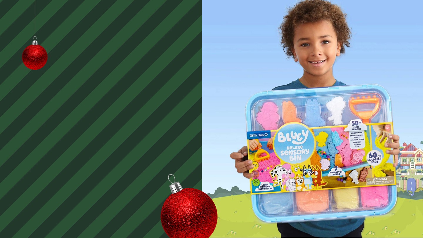 Imagen de una hombre que sonrie al comprar shushi en la sección de "comidas para llevar" de Sam's Club